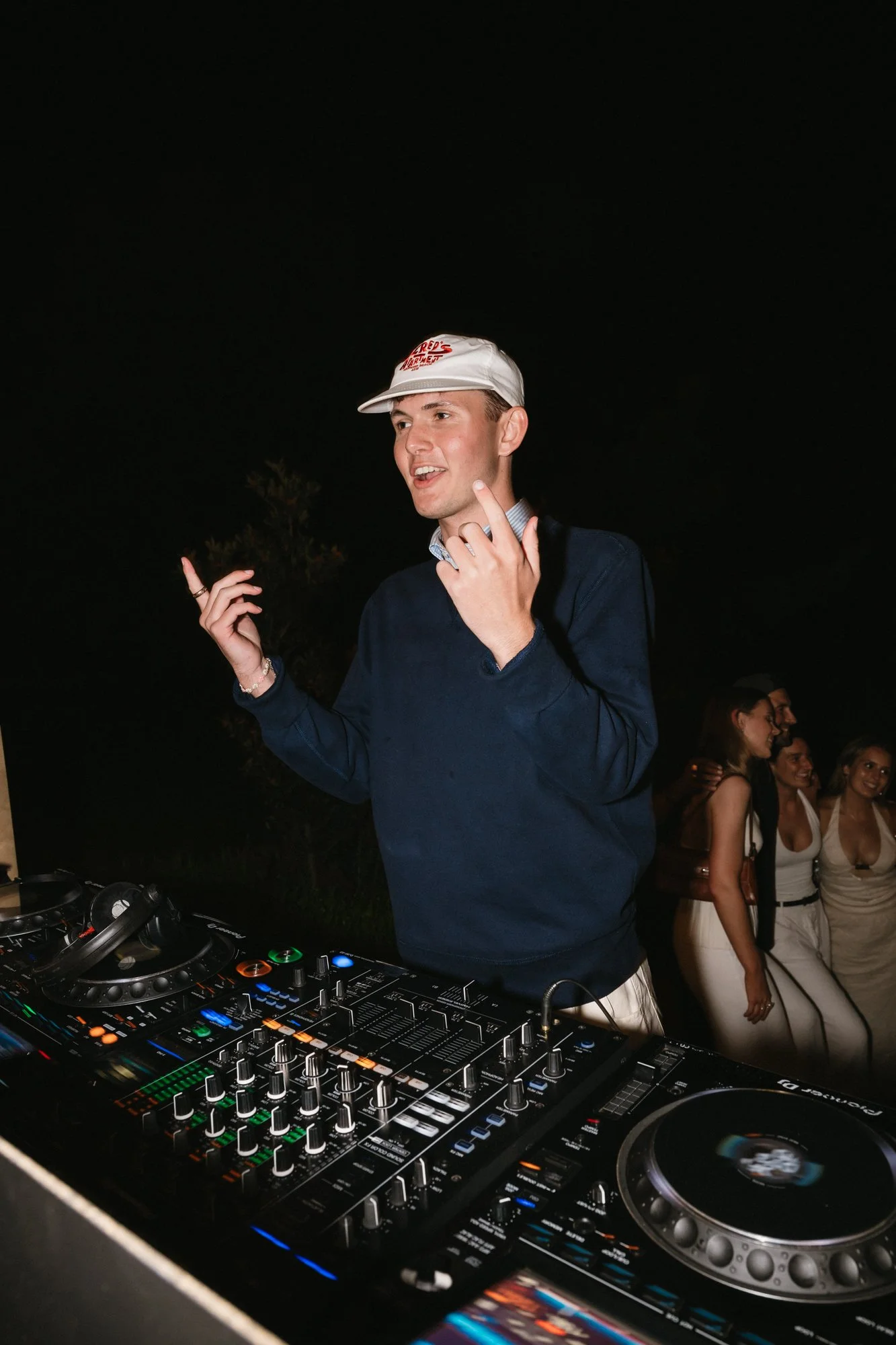 171_Bird in hand_MEAGHAN COLES__MKC2259.jpg