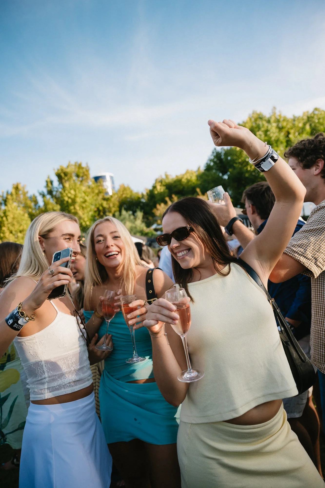 52_Bird in hand_MEAGHAN COLES__MKC1039.jpg