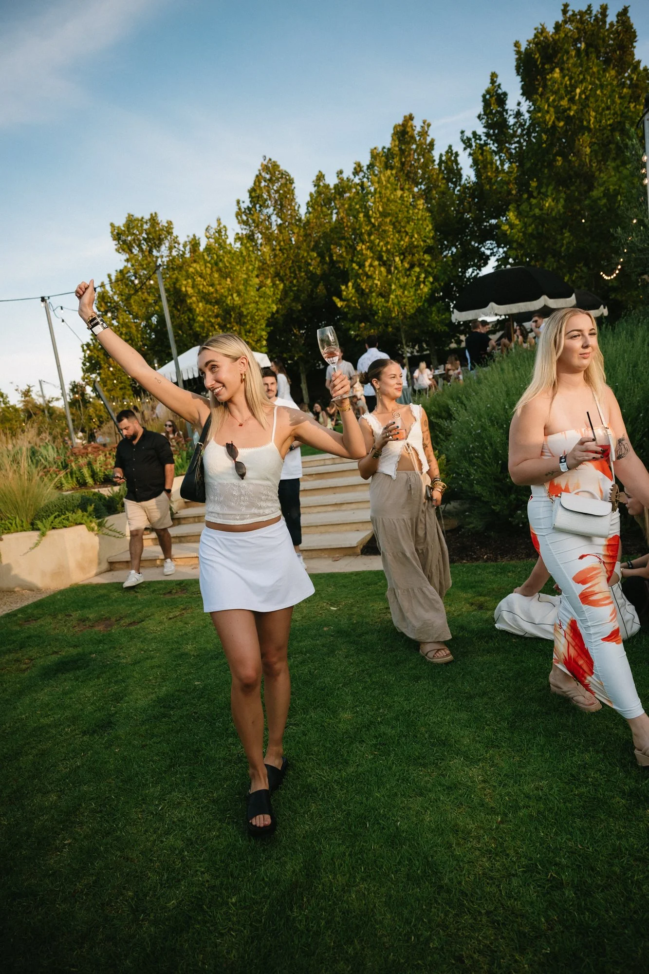 81_Bird in hand_MEAGHAN COLES__MKC1313.jpg