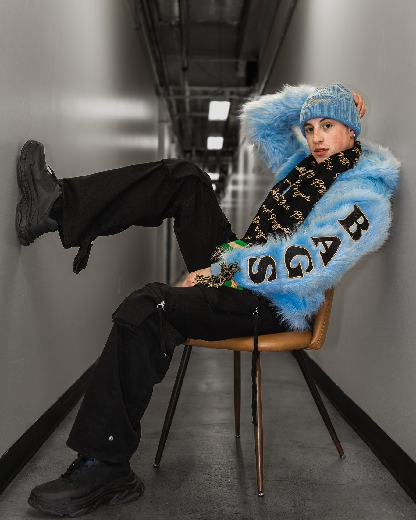 Baggaveli blue full zip fur hoodie
A bold blue fur coat exuding high-fashion luxury. The coat is oversized with a plush texture, flowing dramatically to mid-thigh length. The rich blue hue catches the light, creating depth and elegance. Worn open to 