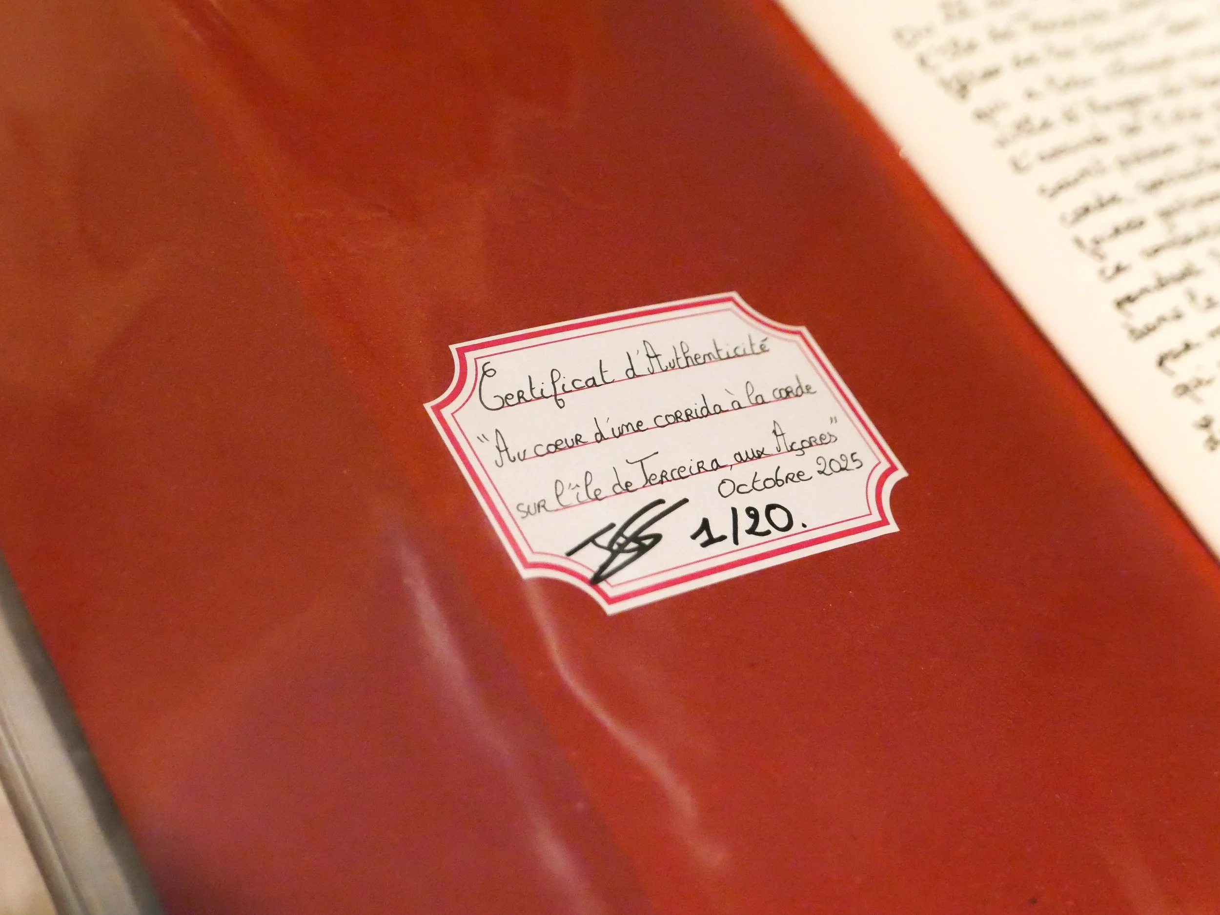 Certificat d'authenticité pour un livre photo artisanal dont le thème porte sur une corrida à la corde sur l'île de Terceira aux Açores.