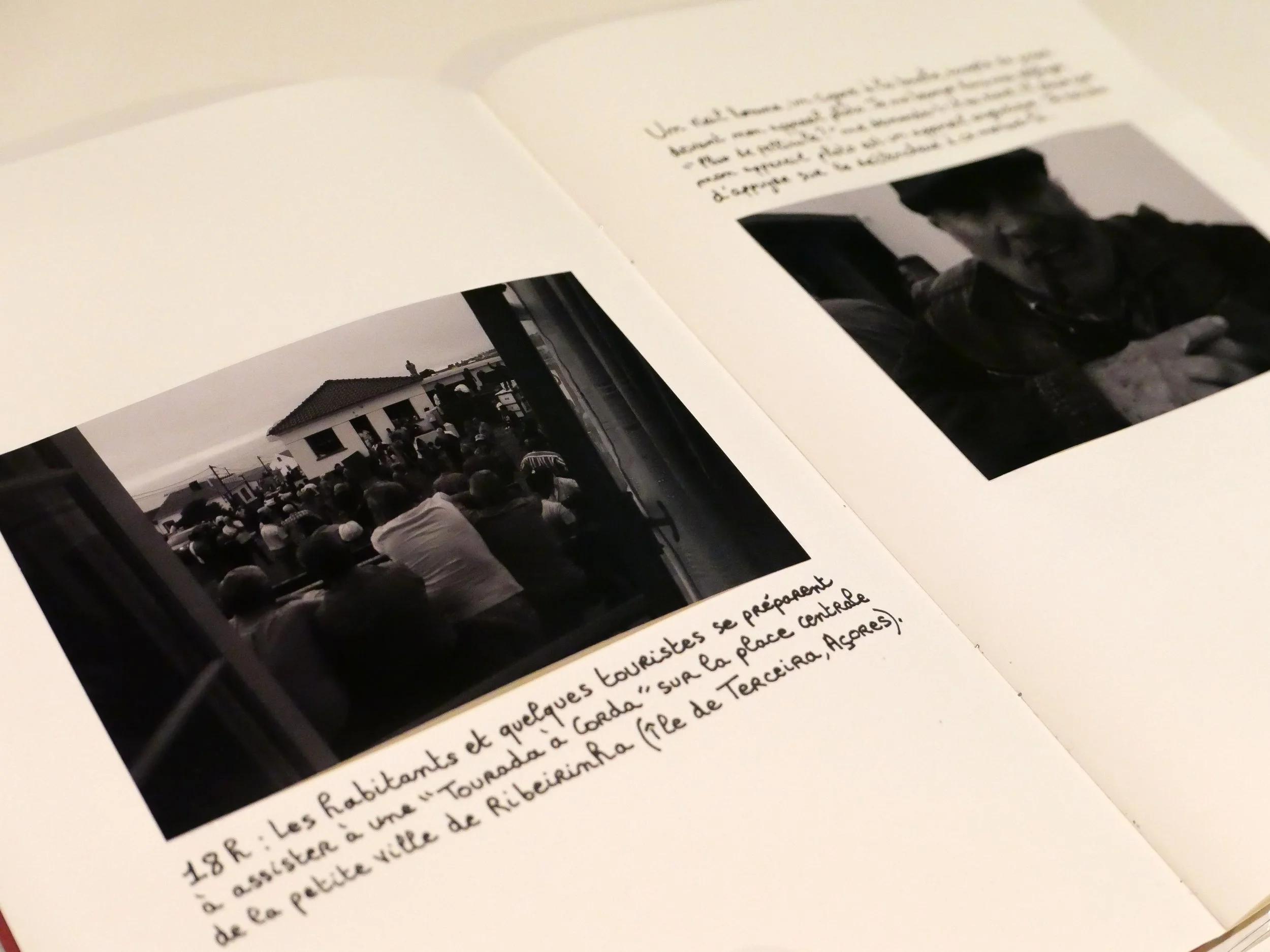 Deux pages d'un livre avec des photos en noir et blanc et une description manuscrite en français.