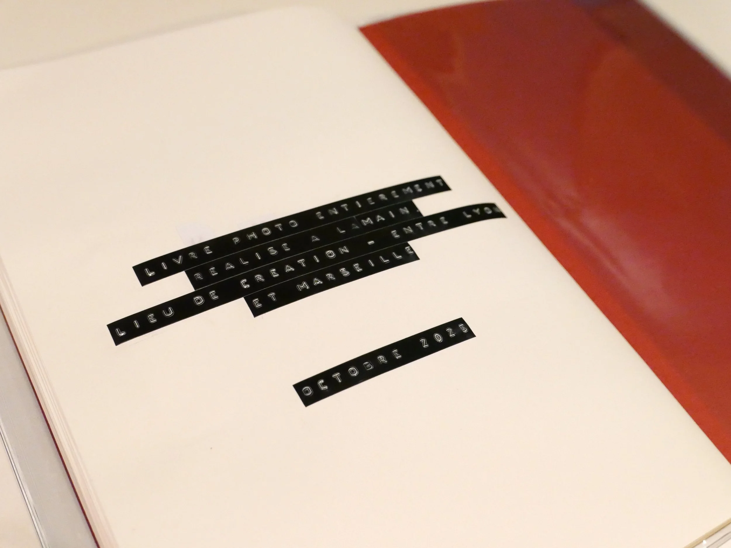 Dernière page d'un livre avec du texte en lettres noires sur fond blanc, mentionnant la création entre Lyon et Marseille, en Octobre 2025, d'un livre photo.