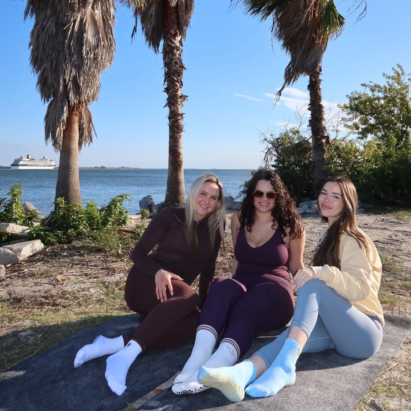 Saturdays are for the girls (and cute socks) 

@madysonwinters @dalia_dq @larissaadiez
