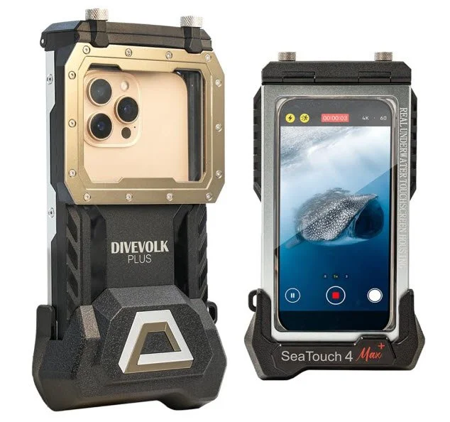 Underwater smartphone dive housing with phone installed.