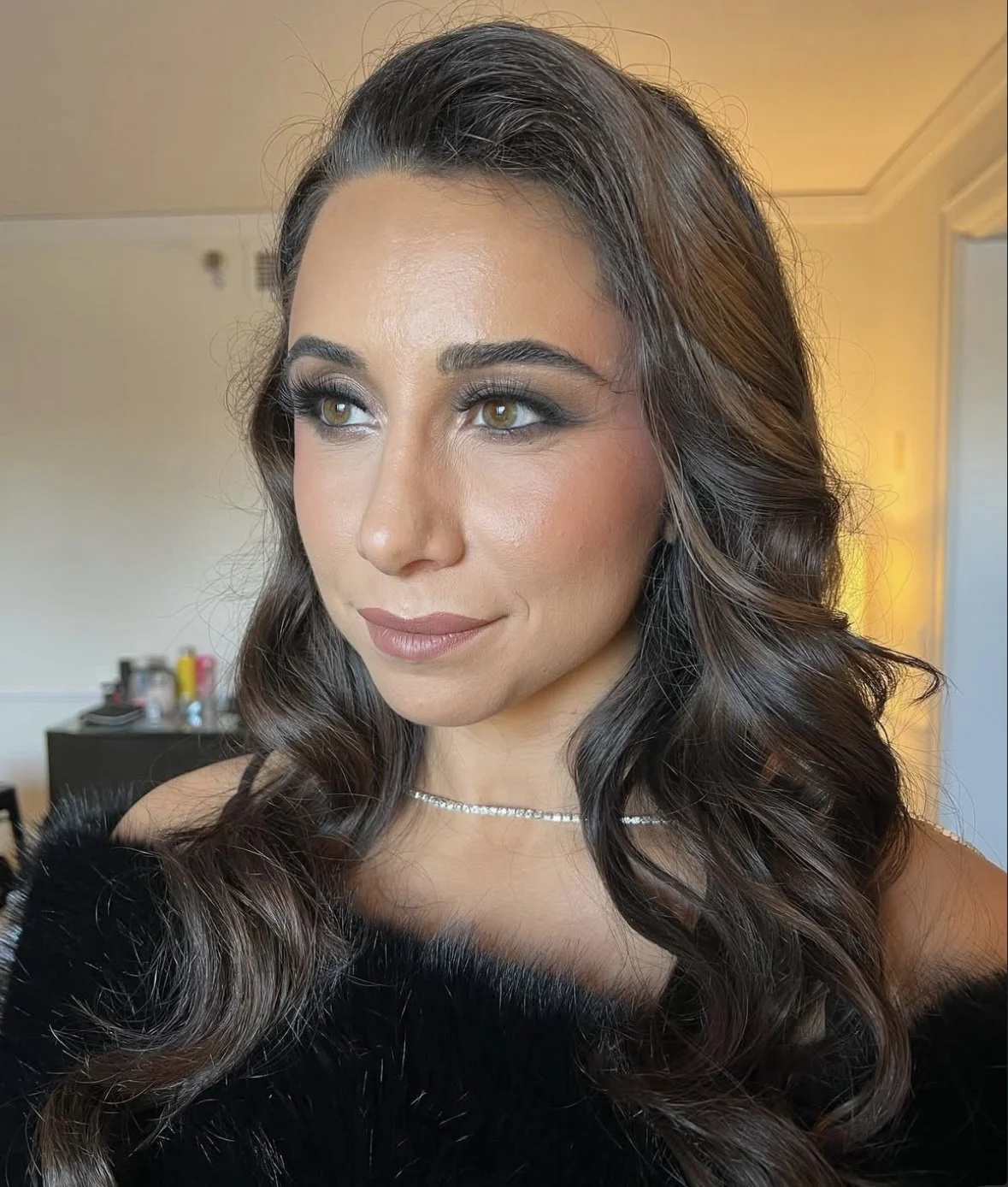 brown haired bridesmaid with a hollywood glam hair and makeup style