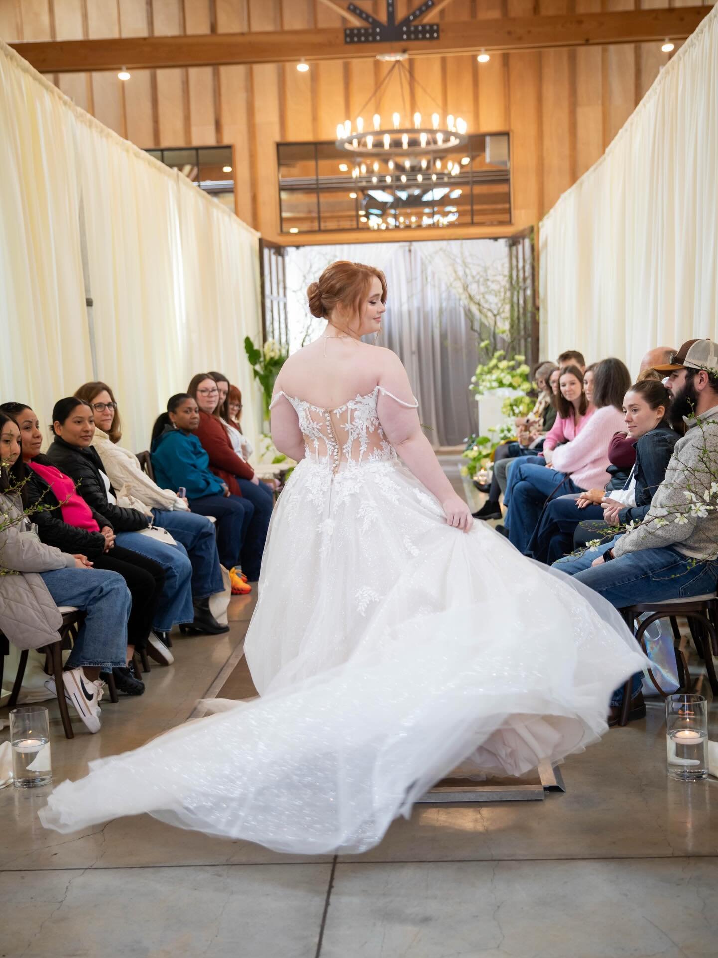 Let&rsquo;s take a moment for this beautiful look from the Hitched Wedding Showcase! 💕

Such an honor  to collaborate with this talented vendor team : 
Florist: @flowersforyoupdx 
Venue: @abbeyroadevents 
Dress: @merrime_bridal 
Hair: @hairstyling_b