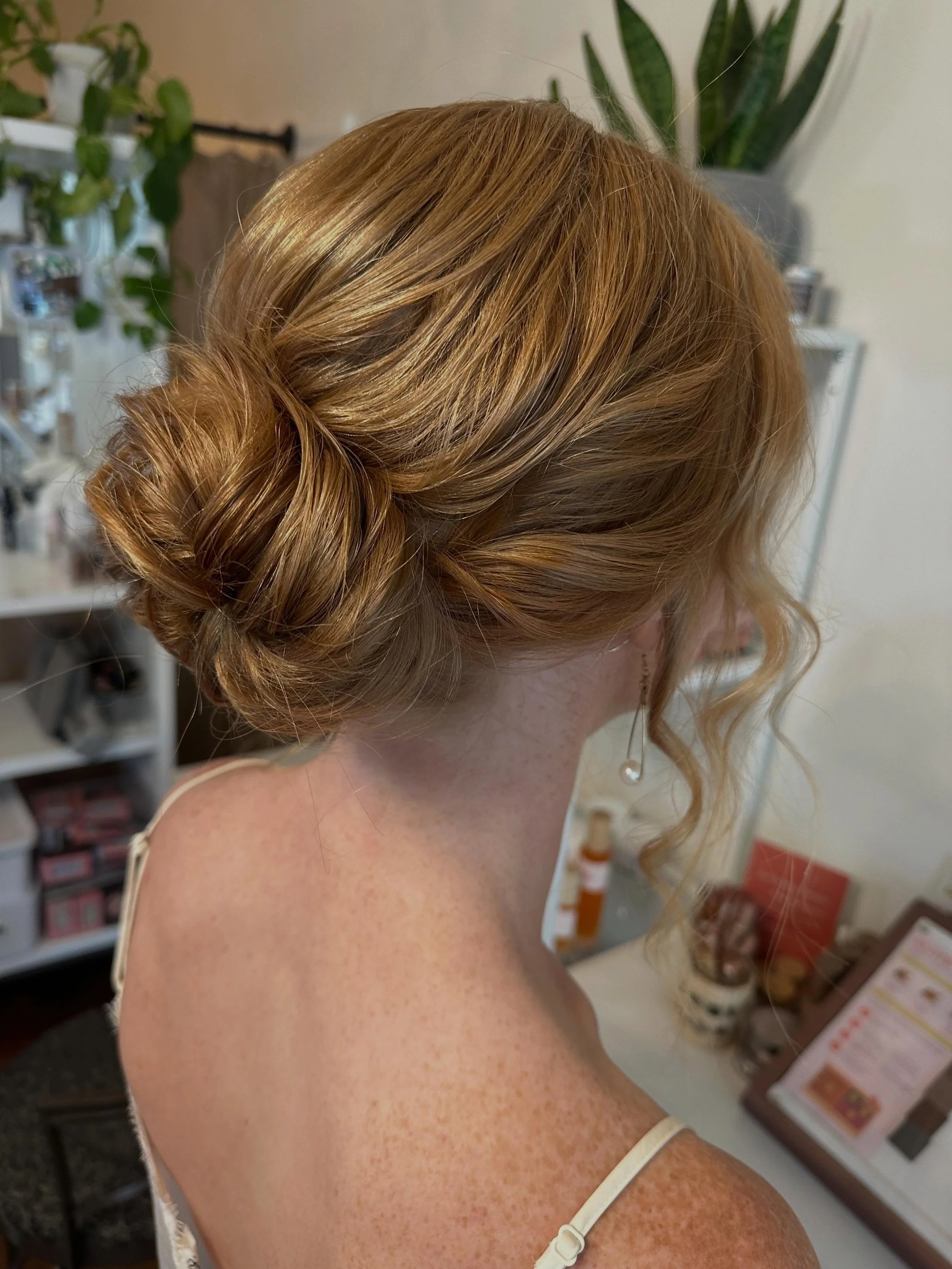 Sleek hairstyles may be having their moment&hellip; but soft romantic texture will always have a place in my heart 💕

2026 brides, let this be your reminder to choose the wedding hairstyle that feels the most like you! 

PNW brides, still looking fo