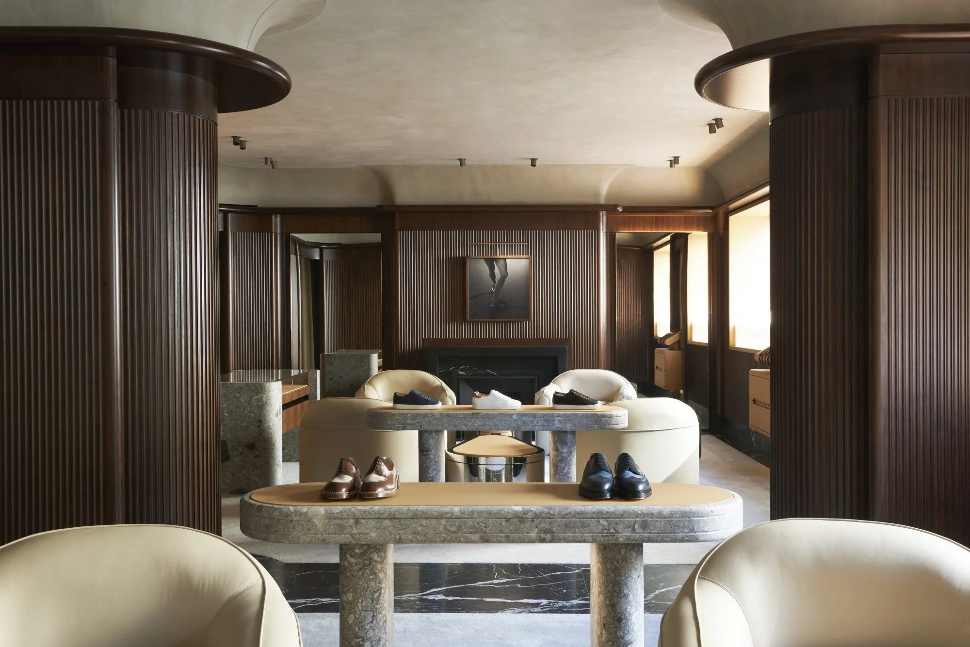 Agencement boutique de soulier avec habillage mural en bois noyer US cannelé. Réalisation et pose par l'ébéniste agenceur Lamellux