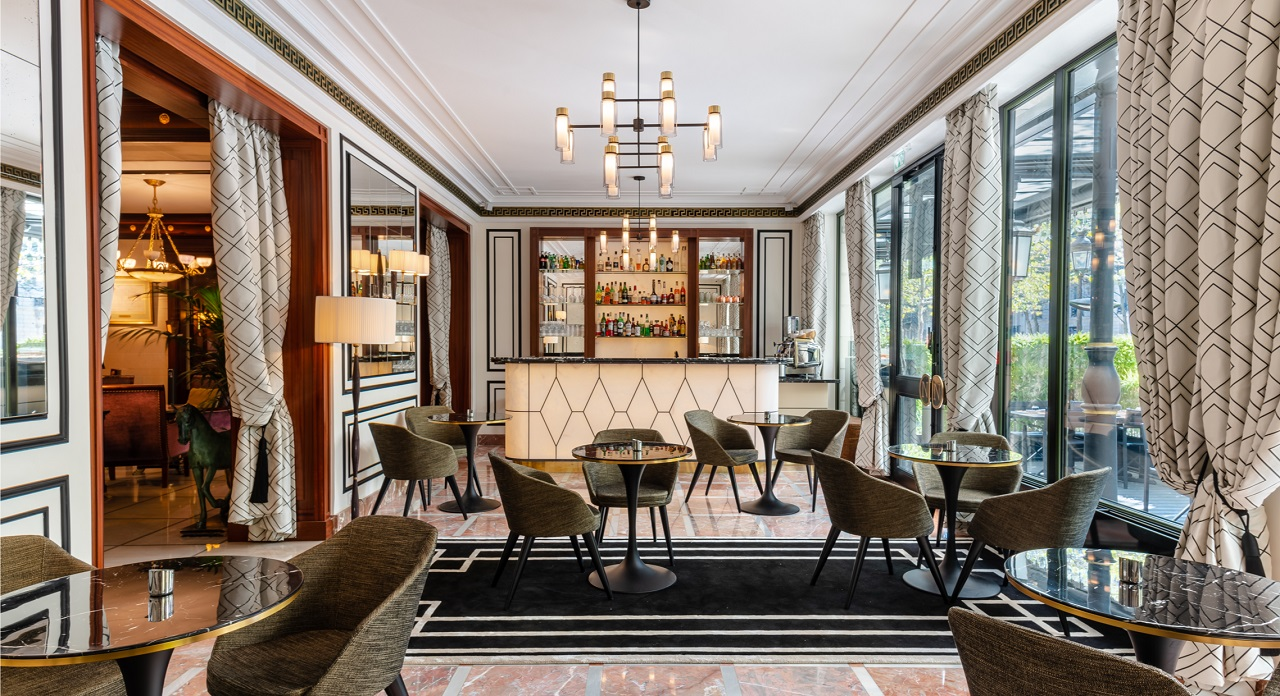 Agencement d'un bar en albâtre dans un restaurant d'un hôtel par Lamellux