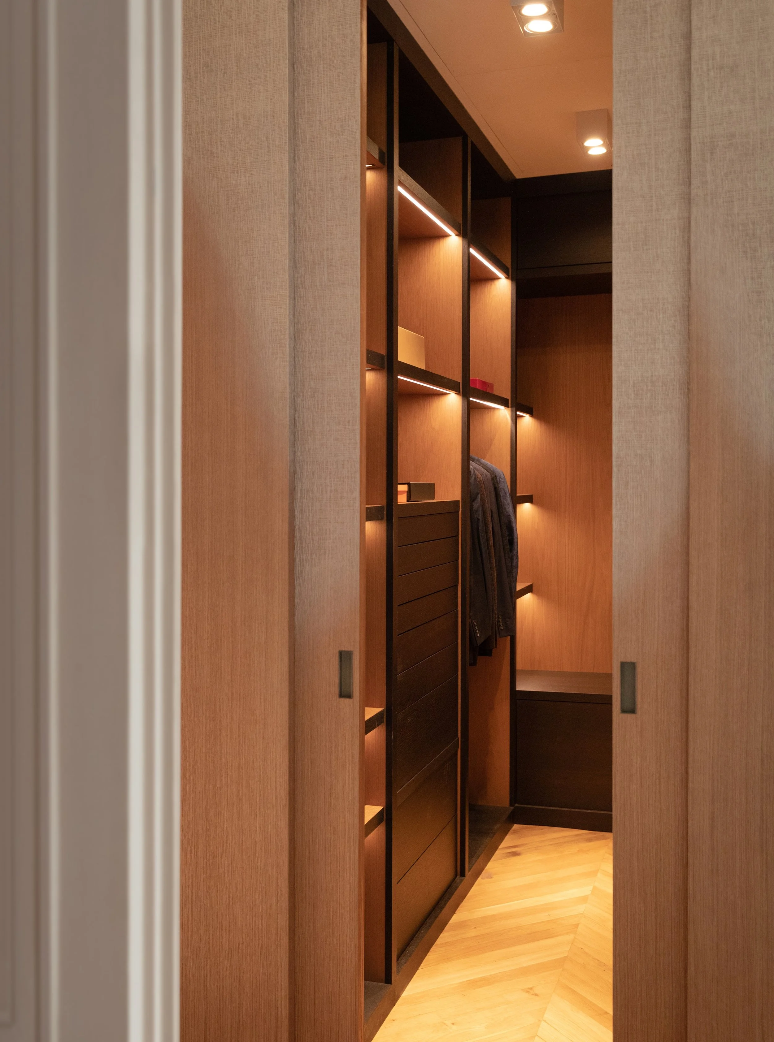 Un projet con&ccedil;u par l&rsquo;architecte @maumotdelphine pour un appartement priv&eacute; &agrave; Paris.

Dressing r&eacute;alis&eacute; en placage de ch&ecirc;ne, avec &eacute;clairage int&eacute;gr&eacute; dans les tablettes pour une lecture 