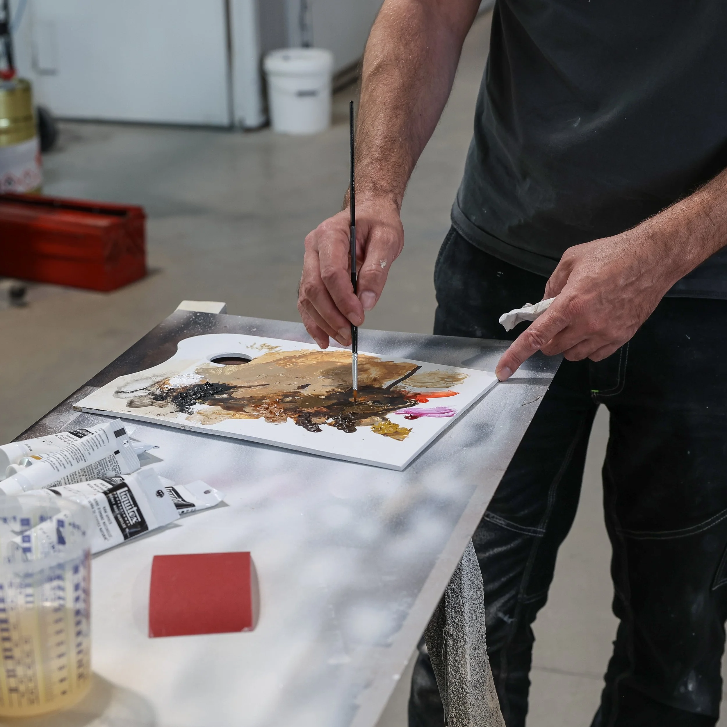 Pour les retouches en restauration de mobilier, la palette de l&rsquo;artiste devient un outil essentiel. Chaque teinte est recherch&eacute;e avec pr&eacute;cision afin de retrouver la couleur juste, celle qui a toujours &eacute;t&eacute; l&agrave;, 