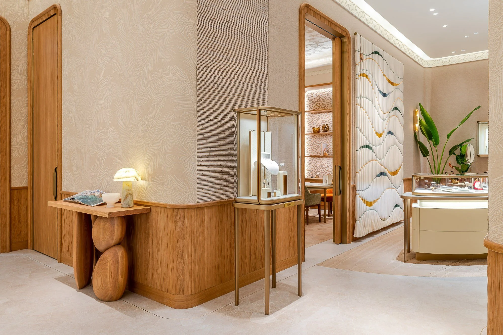 Pour cette boutique Cartier &agrave; Cancun, nous avons notamment r&eacute;aliser les boiseries en ch&ecirc;ne fran&ccedil;ais selon le motif Empreinte Ruban 20. Nos artisans sont capables de r&eacute;aliser des boiseries sculpt&eacute;es m&ecirc;me 
