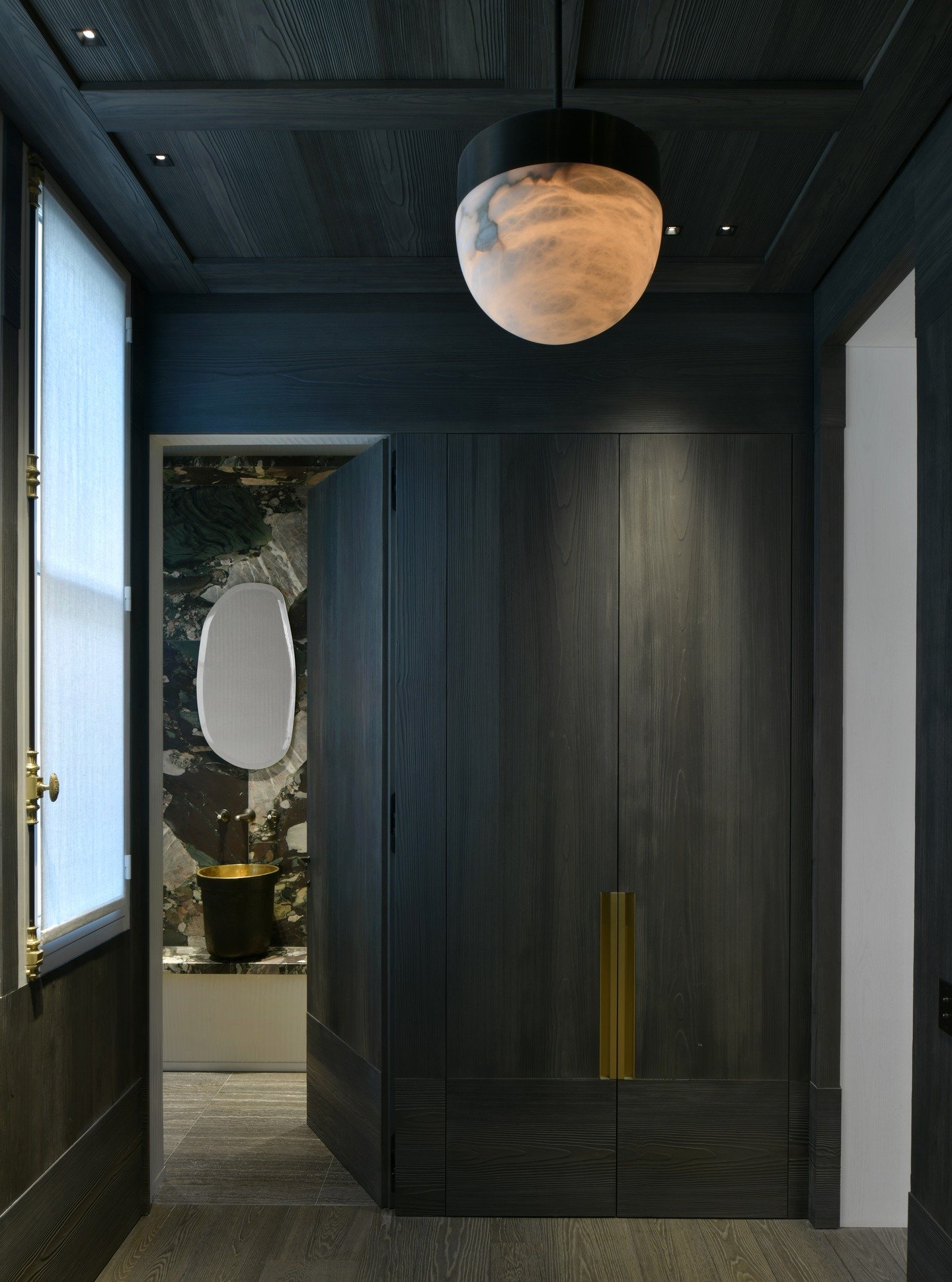 Pour cet appartement parisien dessin&eacute; par @chopin.archi, Lamellux a r&eacute;alis&eacute; cet agencement en &eacute;pic&eacute;a sabl&eacute; et teint&eacute; enveloppant l&rsquo;espace des murs au plafond. Les portes de la salle de bain et du
