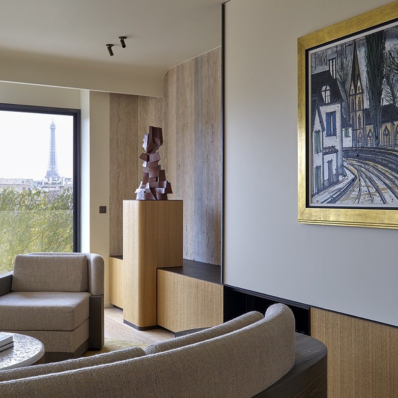 Ch&ecirc;ne, travertin et tapisserie composent un s&eacute;jour parisien baign&eacute; de lumi&egrave;re, o&ugrave; le mobilier sur mesure ordonne l&rsquo;espace avec pr&eacute;cision. Un projet imagin&eacute; par l&rsquo;architecte @rodolpheparente 