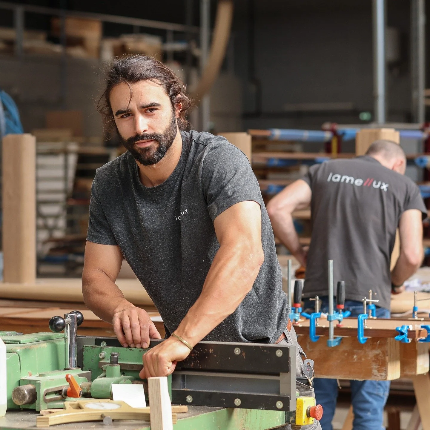 Derri&egrave;re chaque &eacute;l&eacute;ment, il y a des heures d&rsquo;atelier : de gestes, d&rsquo;usinages et d&rsquo;ajustements. Nos artisans fa&ccedil;onnent chaque pi&egrave;ce avec pr&eacute;cision avant son int&eacute;gration dans le projet.