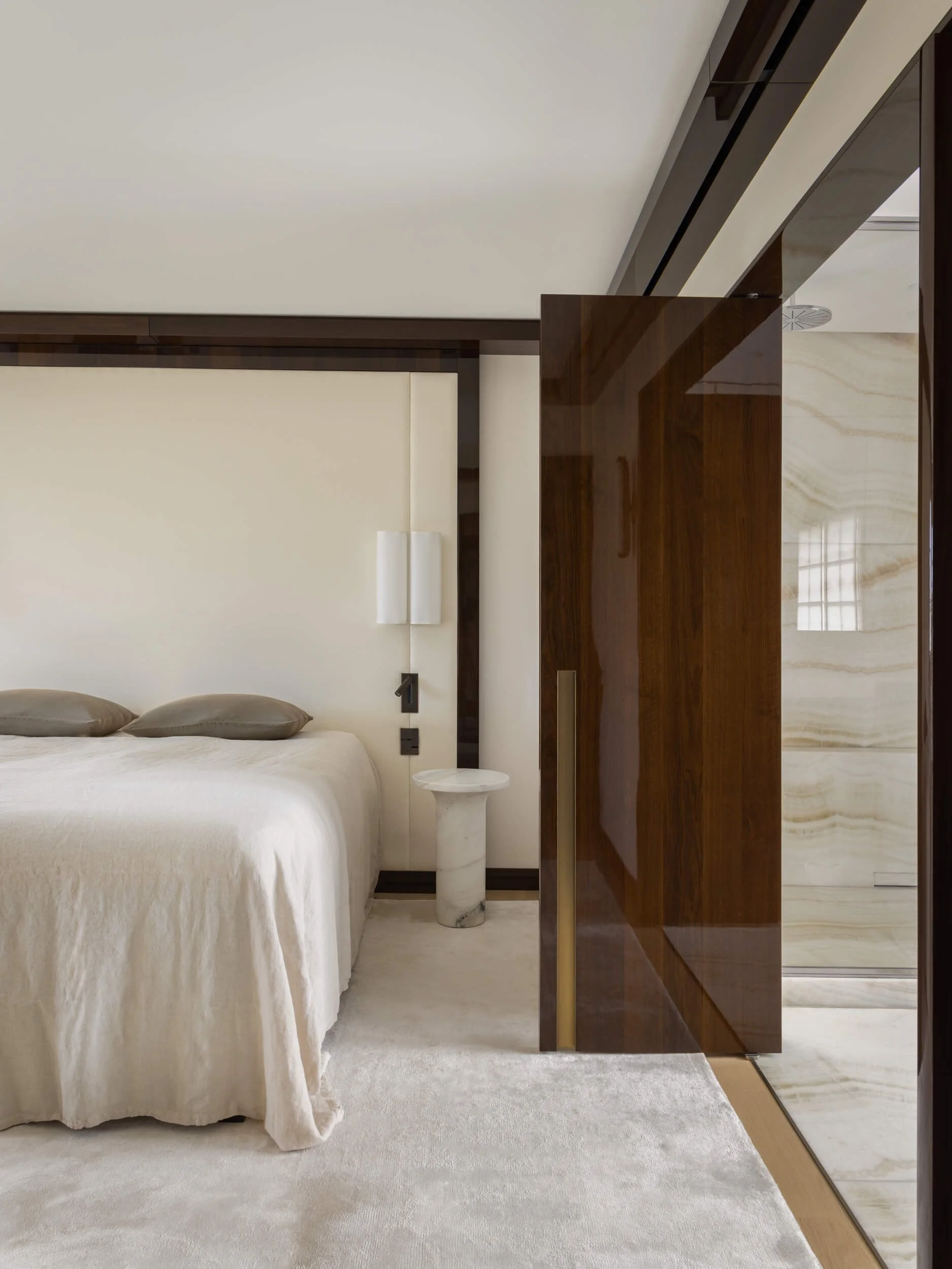 In this residential project designed by architect @hugues.de.blignieres, American walnut takes on an almost mineral-like quality thanks to a high-gloss varnish finish.
⠀
Created on p