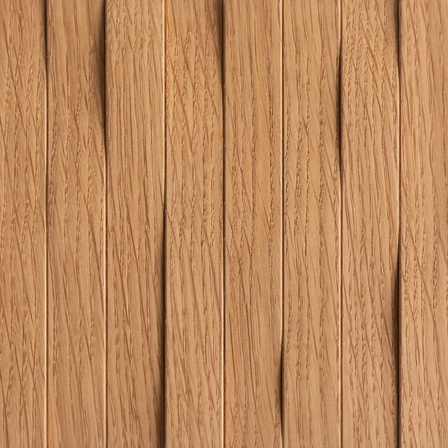 Ruban 10 r&eacute;v&egrave;le le ch&ecirc;ne &agrave; travers un jeu de rythme et de relief.
⠀
R&eacute;alis&eacute; &agrave; partir de placage sci&eacute; de bois massif, le motif alterne de fines ondulations qui font varier la perception de la surf