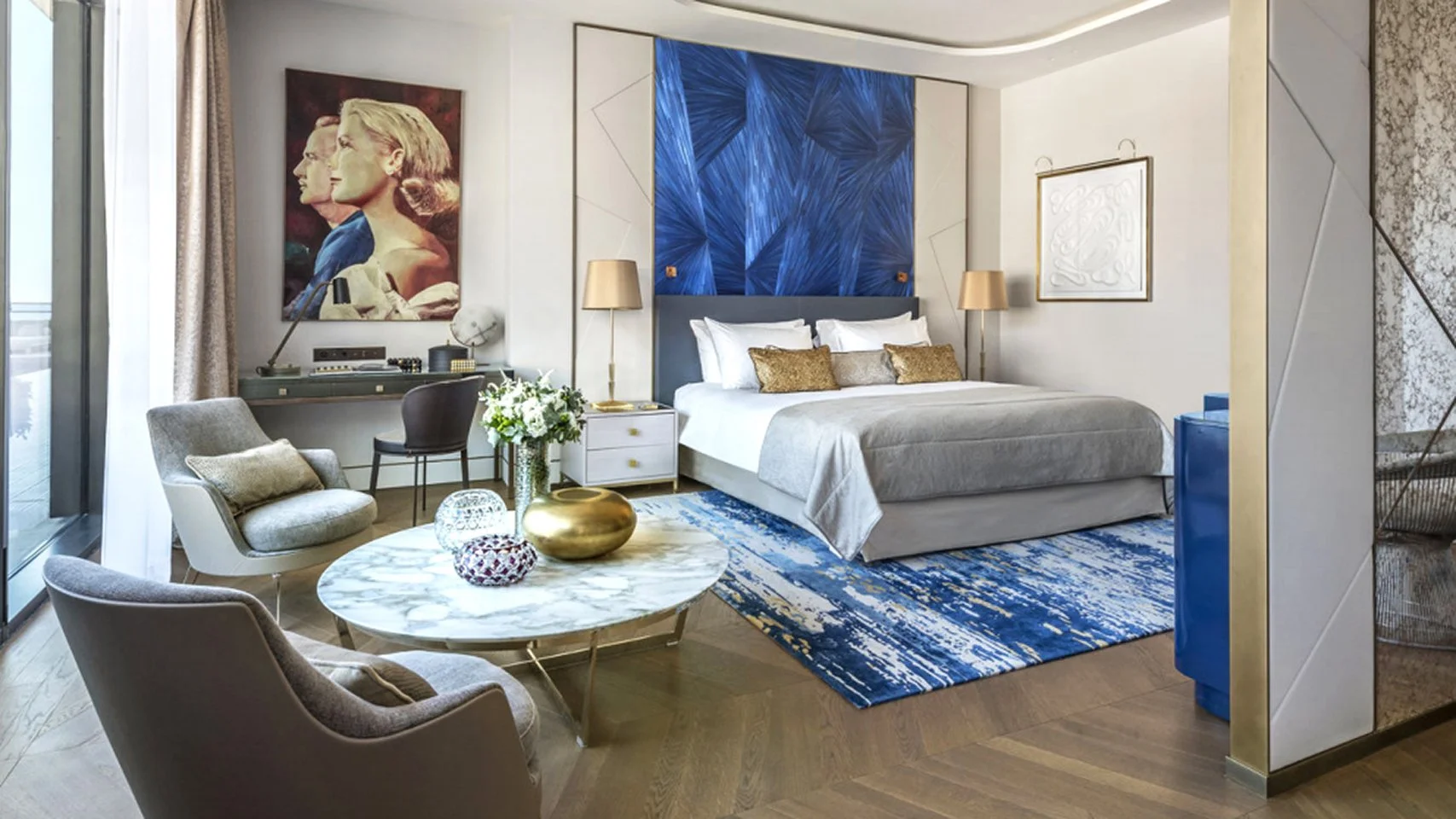 Agencement d'une chambre d'hôtel notamment la métallisation bronze. Réalisation et pose par l'ébéniste agenceur Lamellux