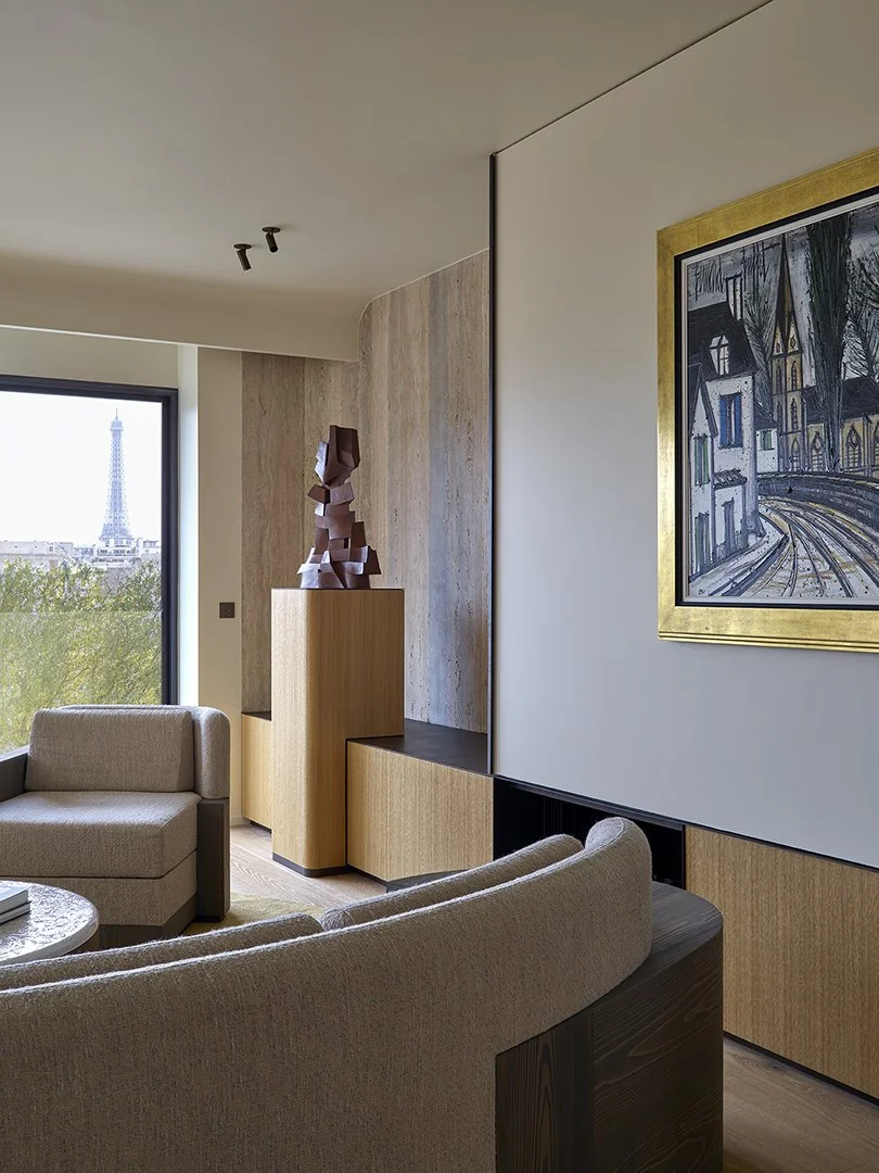 Agencement d'un salon avec soubassement bois clair, portes miroir sur pivot, fabrication et pose par ébéniste agenceur Lamellux. vue tour Eiffel