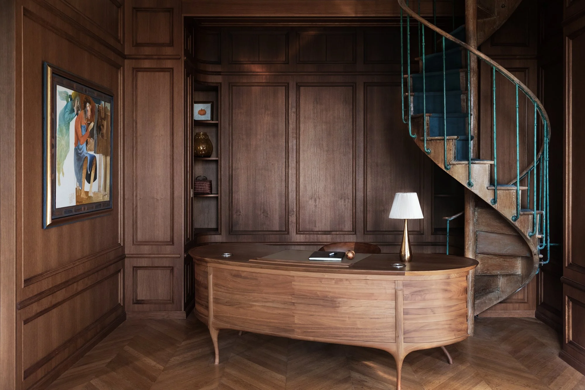 Agencement de boiseries classiques dans un appartement parisien, consolidation d'un escalier en colimaçon. réalisation par l'ébéniste agenceur Lamellux