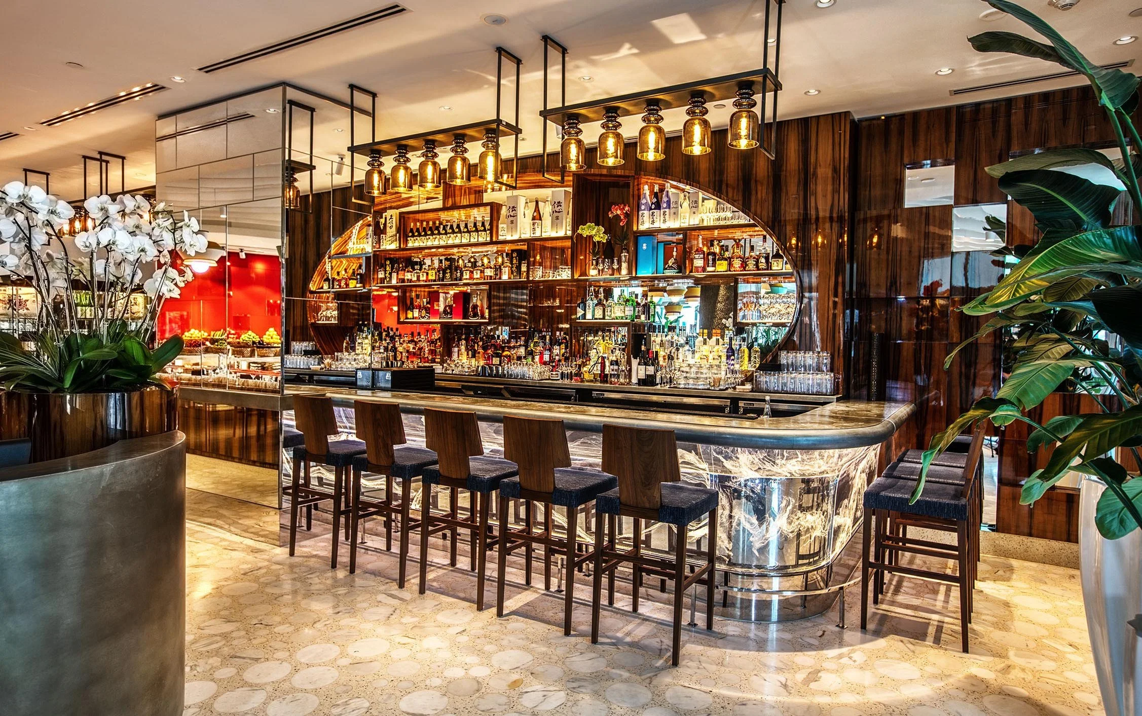 Agencement d'un bar avec habillage en ébène de macassar dans un restaurant d'hôtel. Réalisation et pose par l'ébéniste agenceur Lamellux