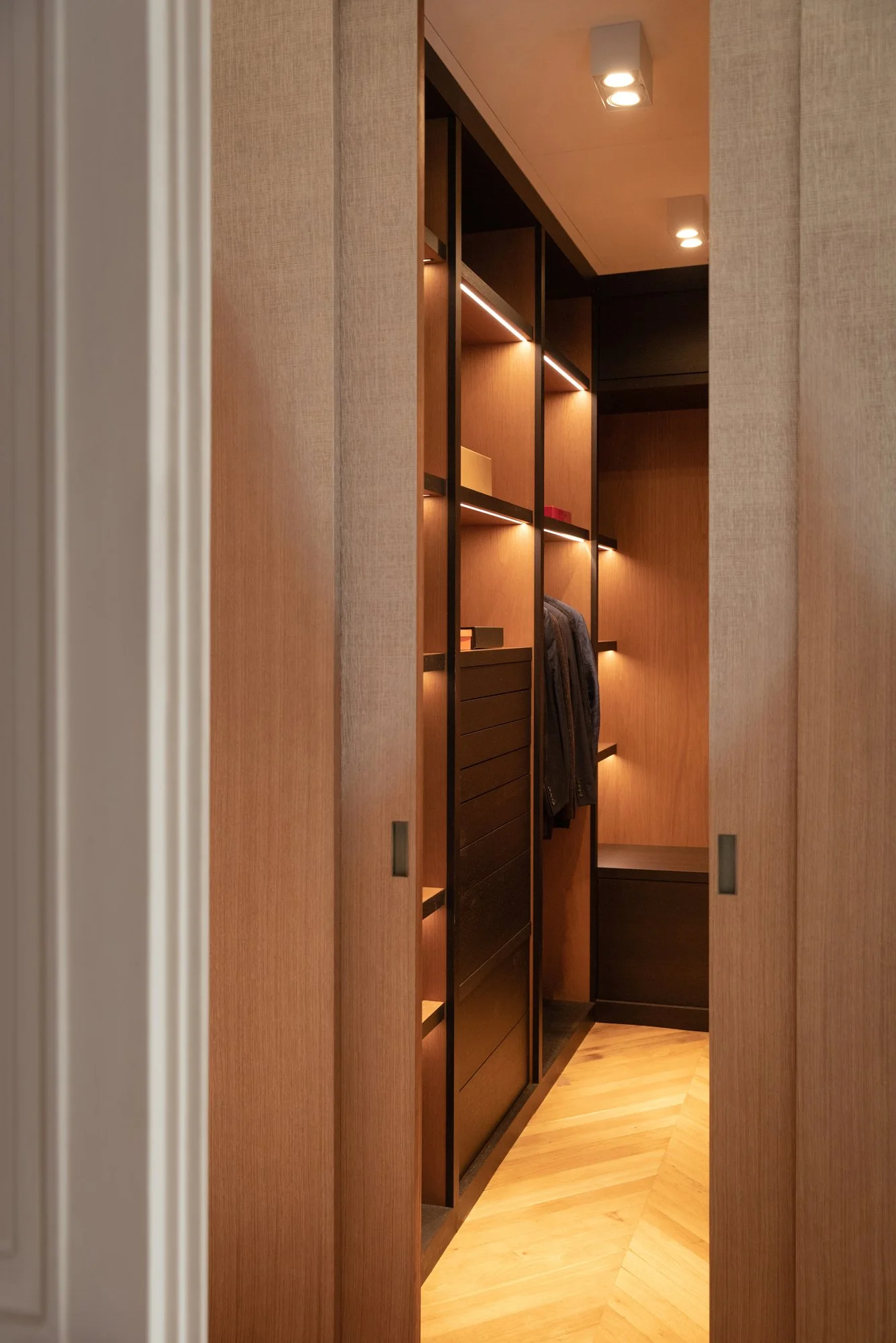Agencement d'un dressing en chêne finition Tiss pour un projet résidentiel réalisé par l'agenceur ébéniste Lamellux