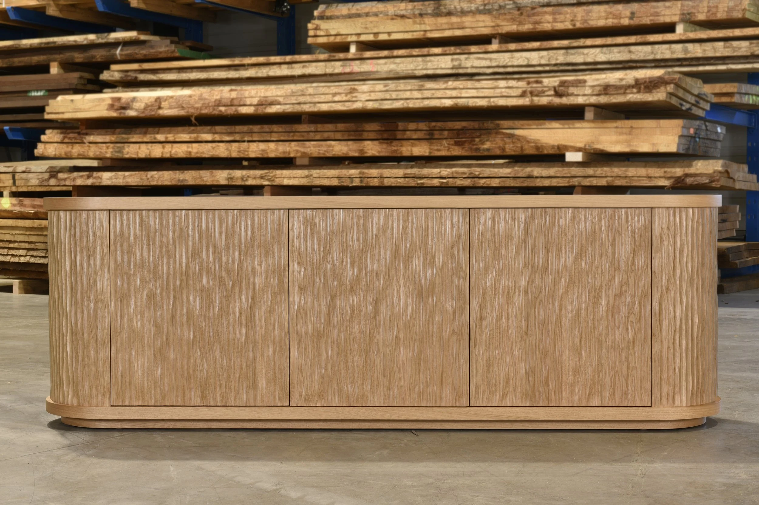 buffet monumental en chêne gougé fabriqué par l'ébéniste agenceur Lamellux