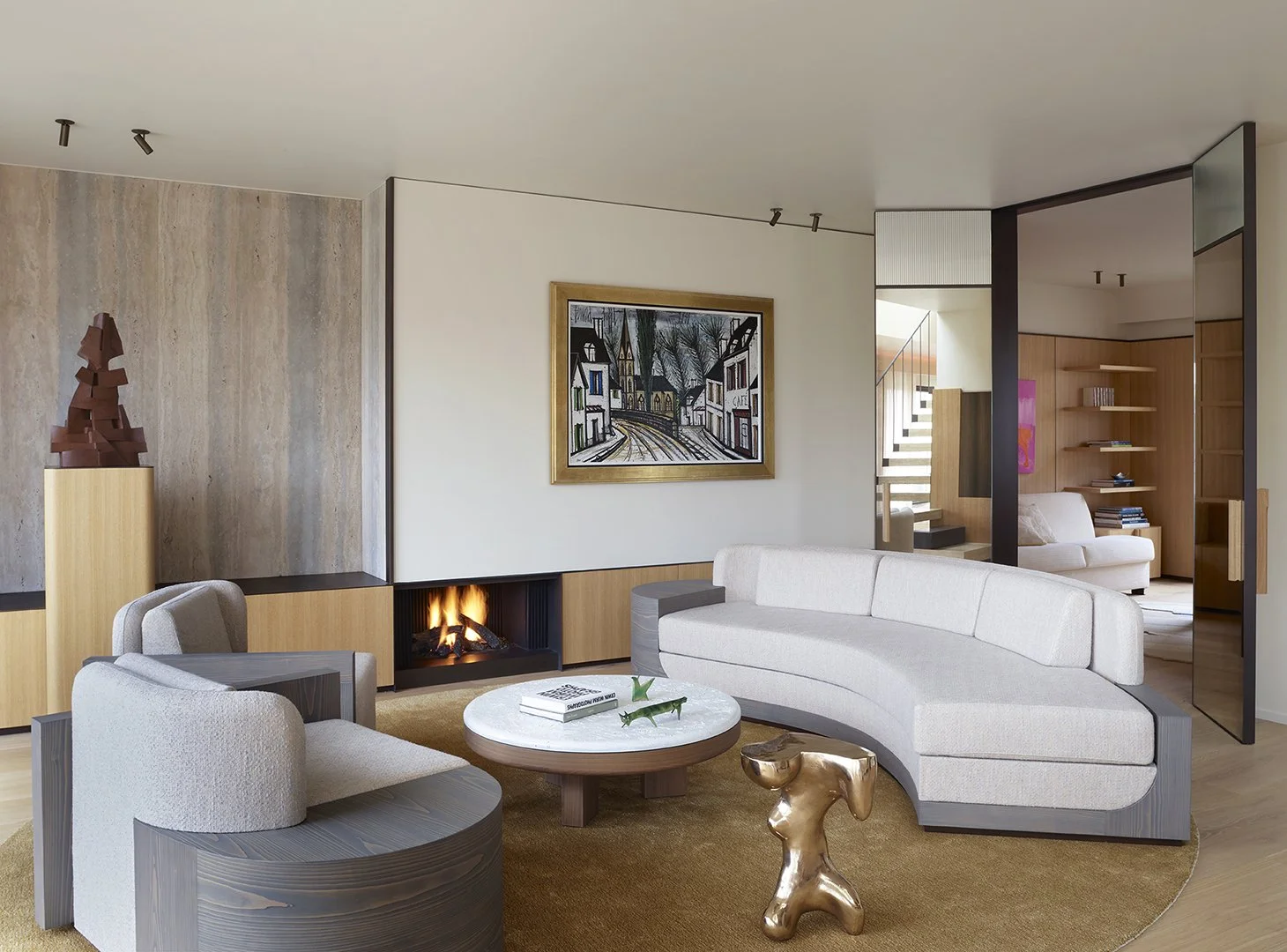 Agencement d'un salon avec soubassement bois clair, portes miroir sur pivot, fabrication et pose par l'agenceur ébéniste Lamellux