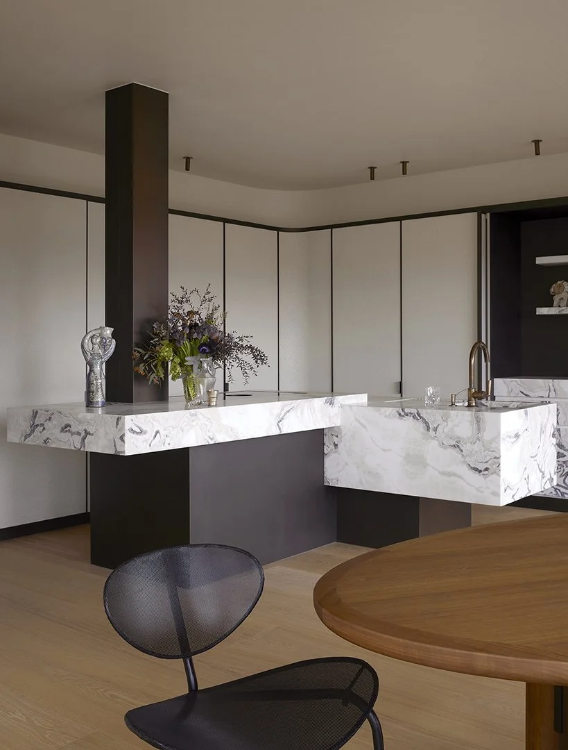 agencement sur mesure d'une cuisine en marbre et laiton. portes de placards en lave émaillée. fabrication et pose par l'ébéniste agenceur Lamellux.