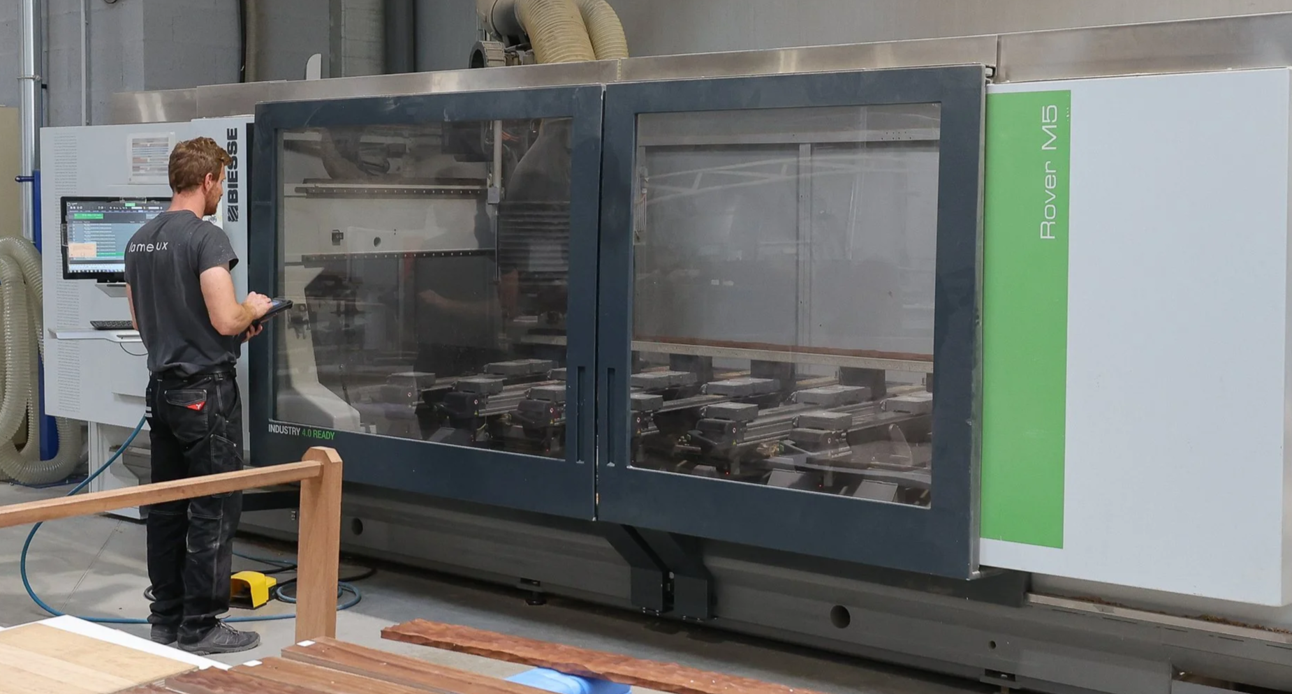 artisan ébéniste agenceur programmant commande numérique cn 5 axes pour usinage du bois chez Lamellux