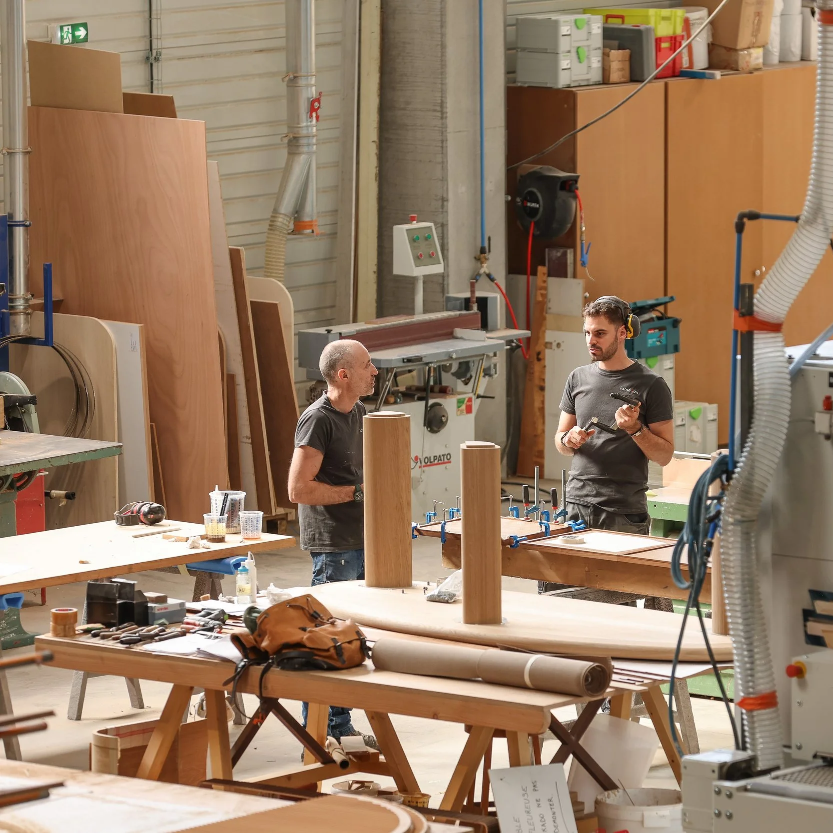 deux ébénistes agenceurs discutent dans l'atelier Lamellux