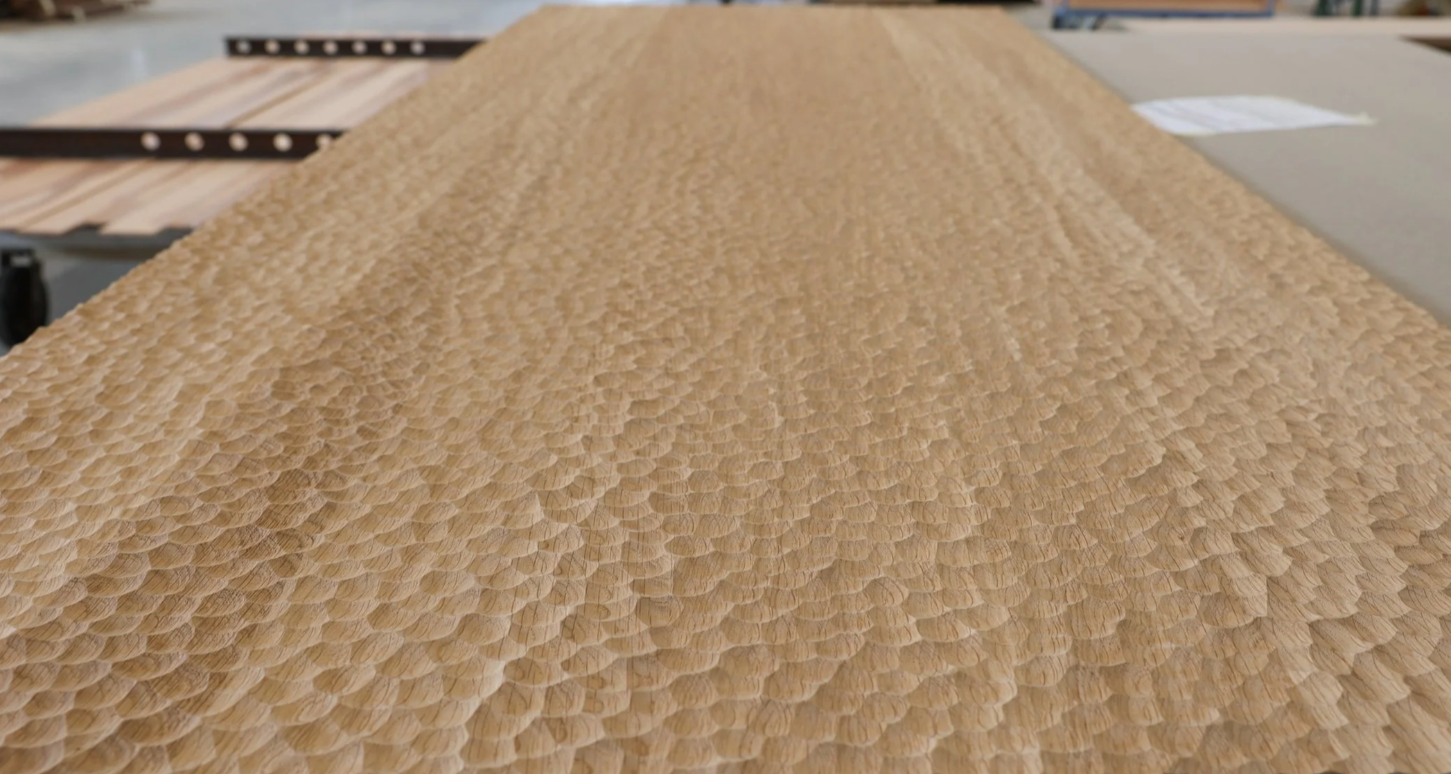 grand panneau de bois chêne gougé chez Lamellux