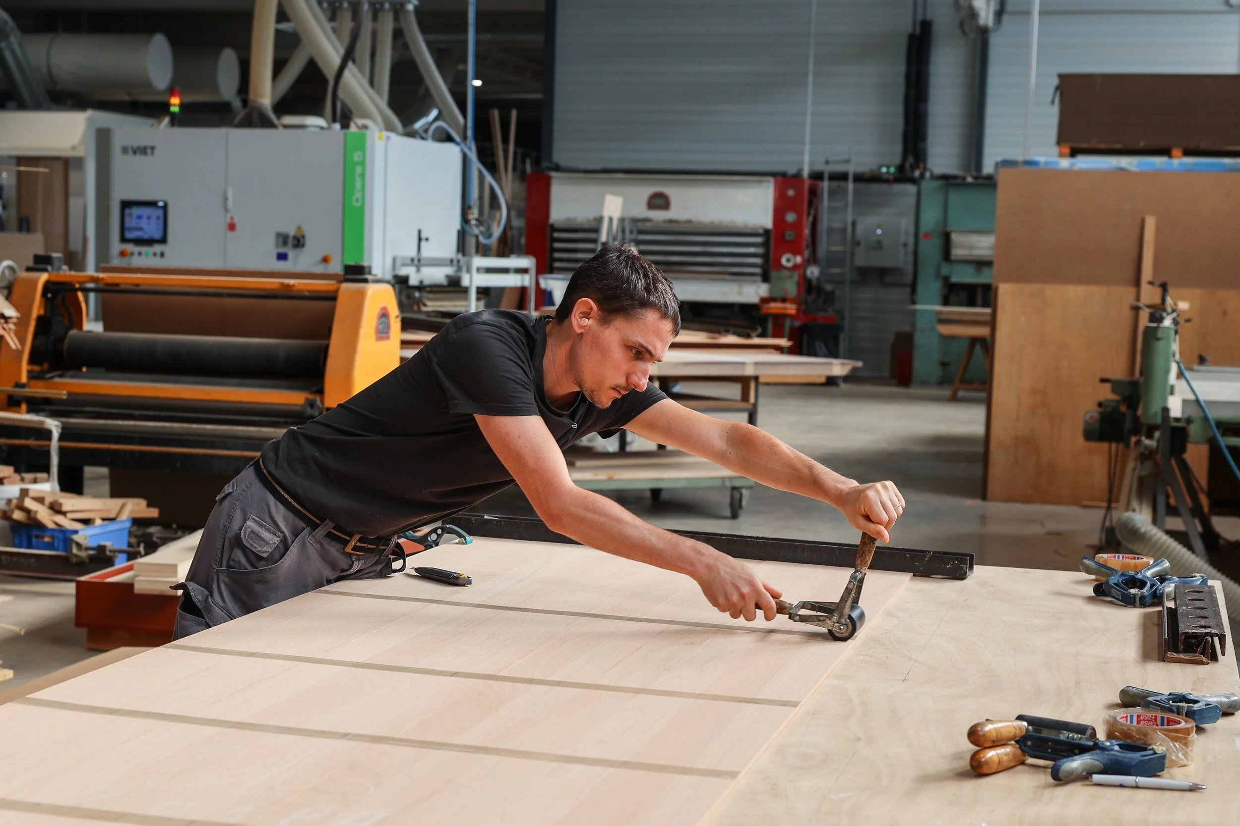 Artisan ébéniste agenceur Lamellux fabriquant des placages sciés