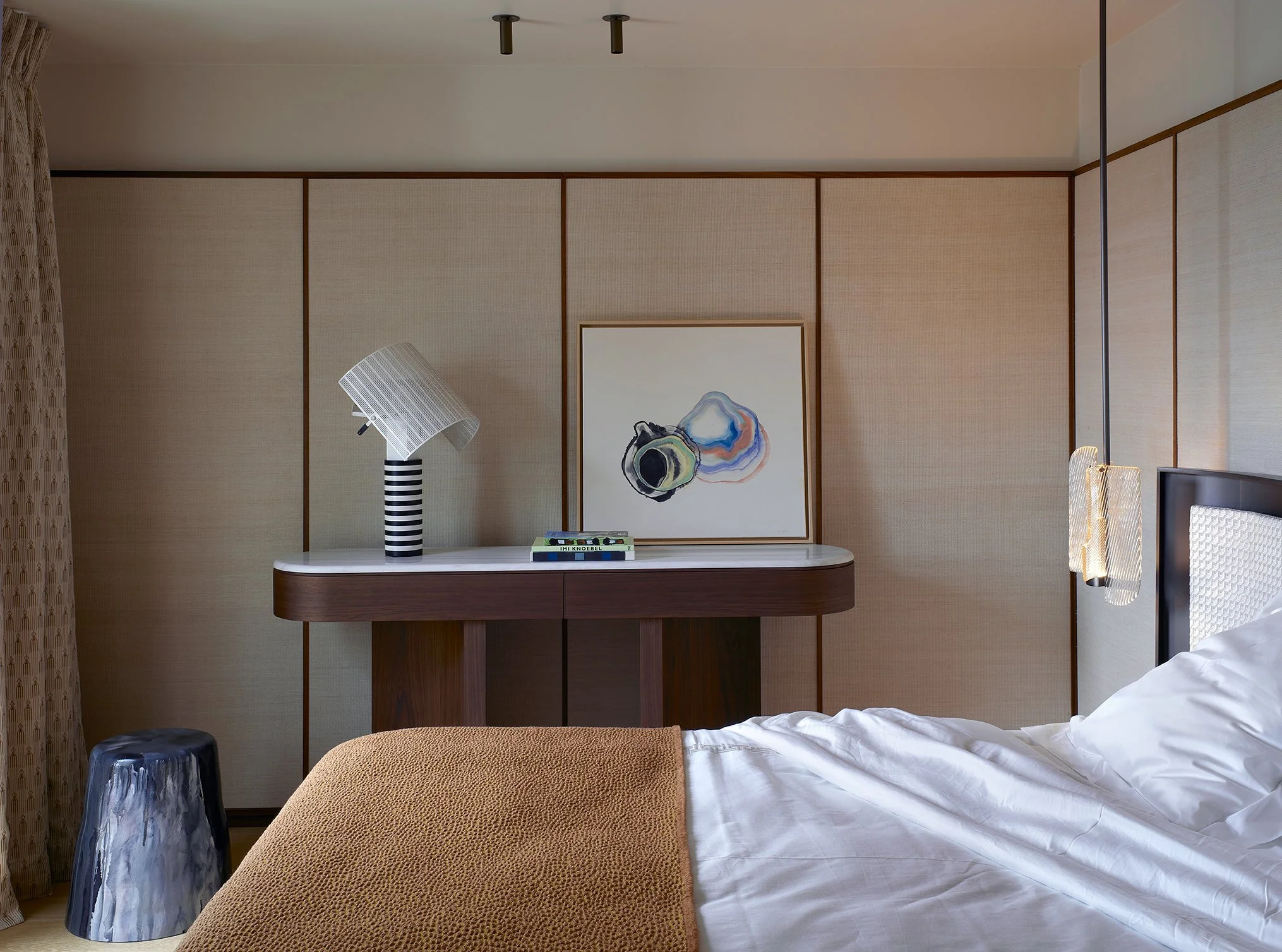 agencement d'une chambre à coucher avec panneaux gainés de tissu avec baguettes en noyer us, réalisation par l'ébéniste agenceur Lamellux