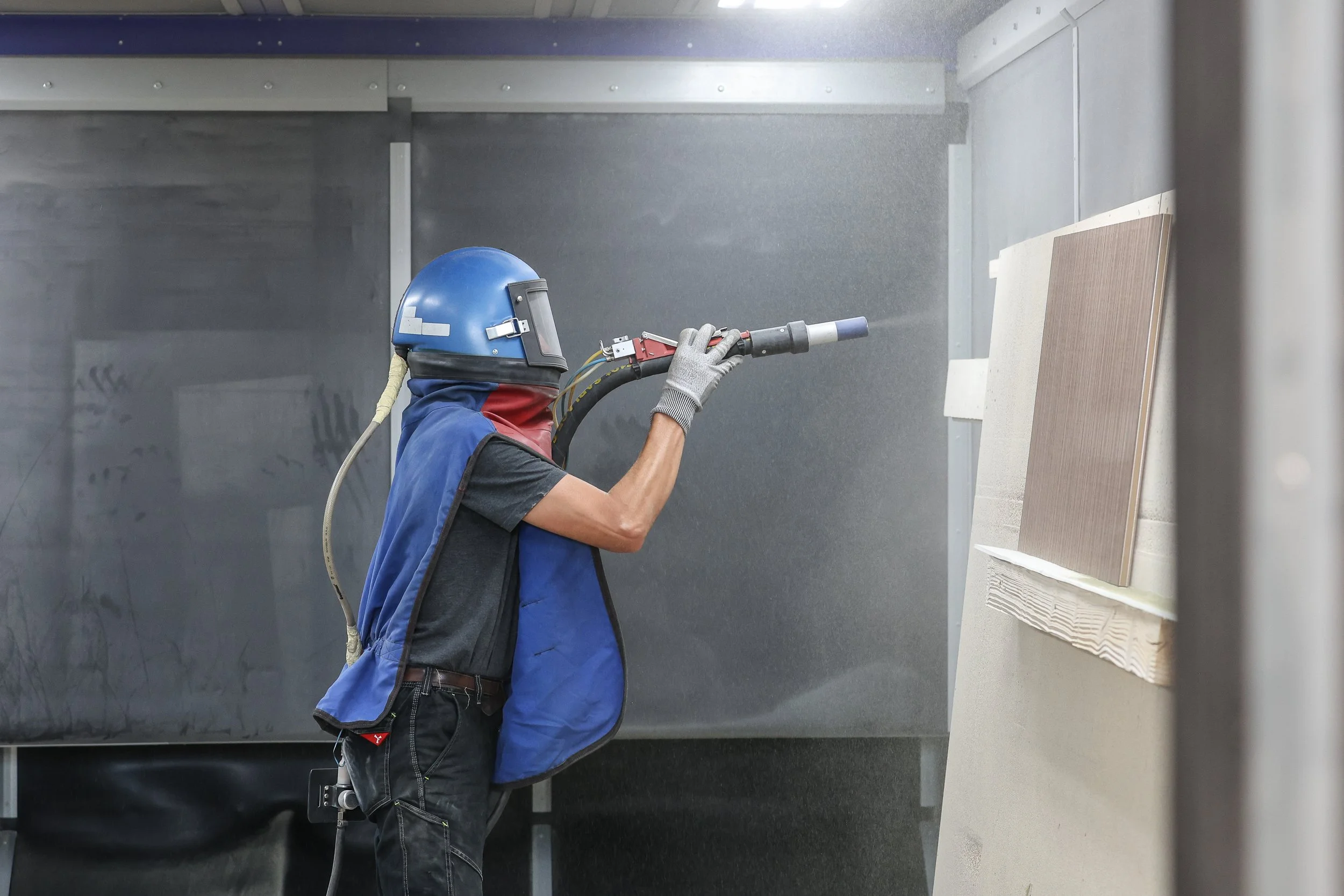 ébéniste agenceur réalisant le sablage de précision aérogommage chez Lamellux