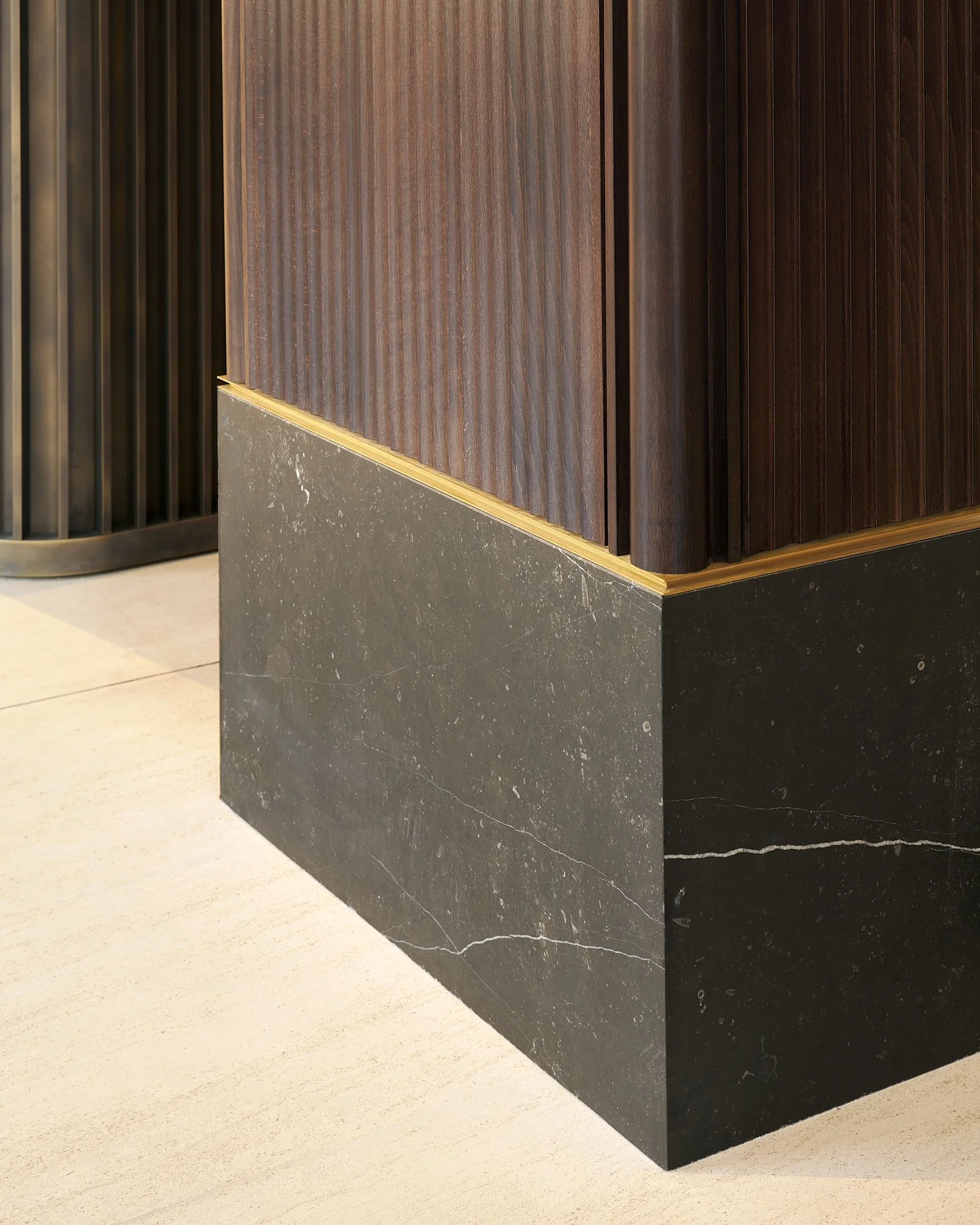 détail de boiserie sur mesure usinés et banques d'accueil en laiton. Fabrication par l'agenceur ébéniste Lamellux