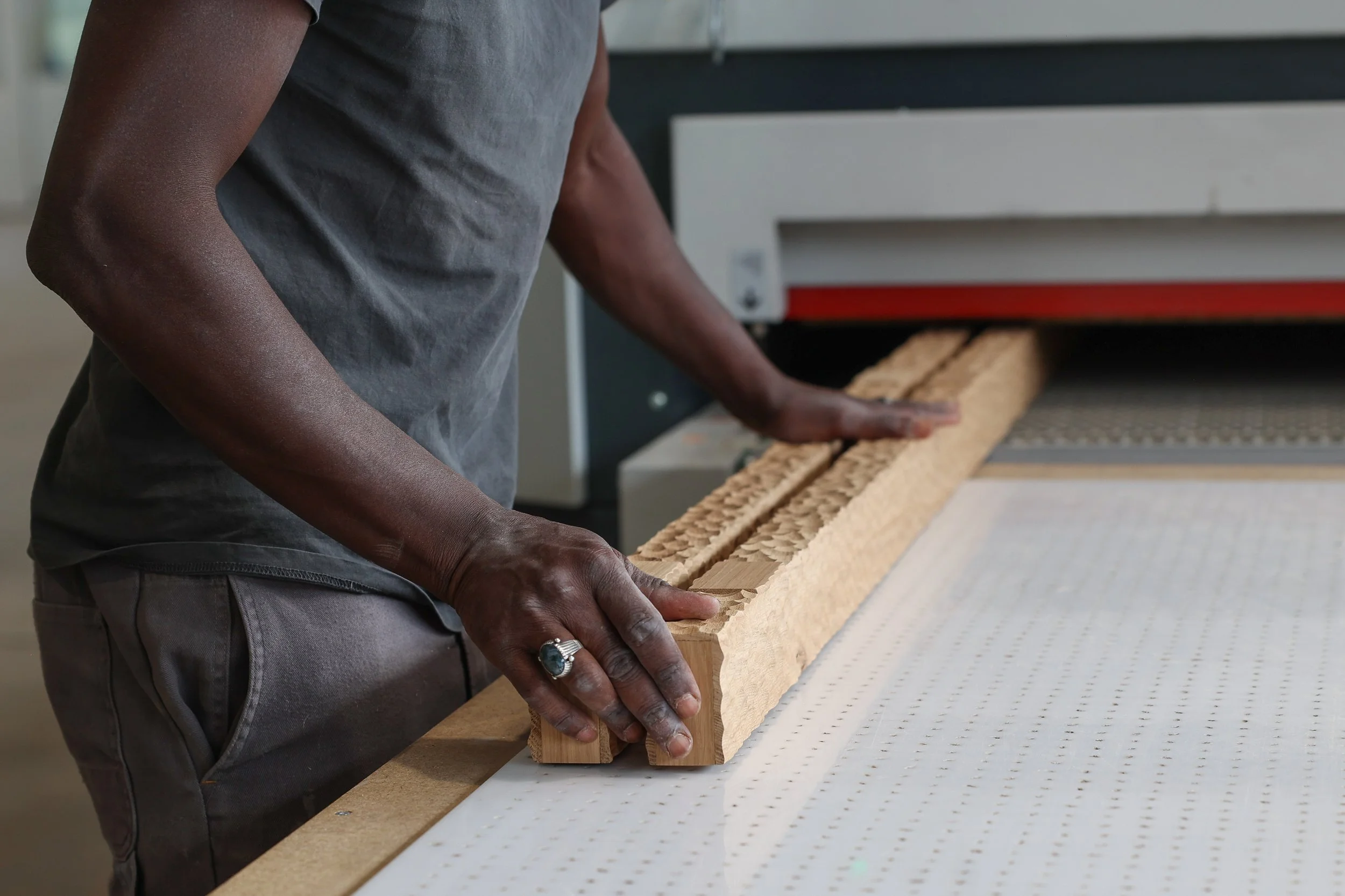ébéniste agenceur met en machine de ponçage et de brossage de finition du bois gougé chez Lamellux