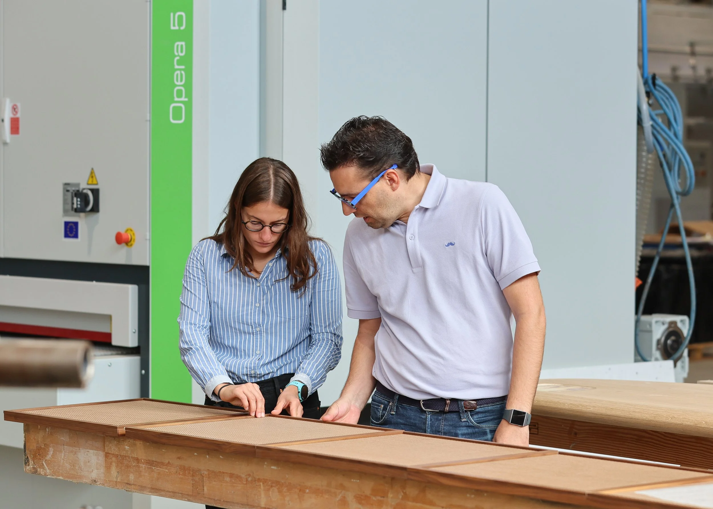 ingénieur et PDG Lamellux assure l'inspection et le contrôle qualité