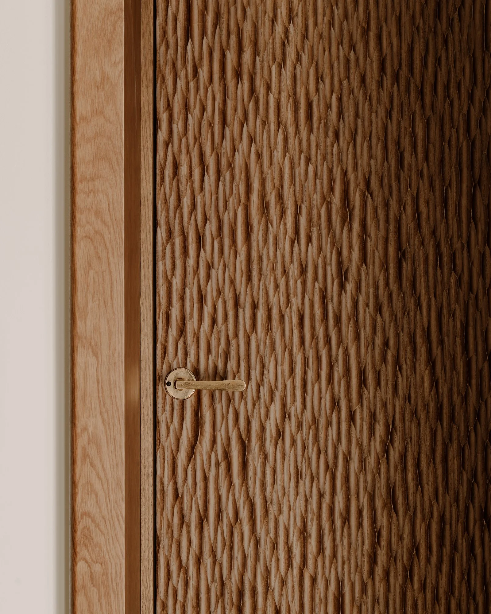 Detail de porte en chêne gougé 958. réalisation par l'ébéniste agenceur Lamellux