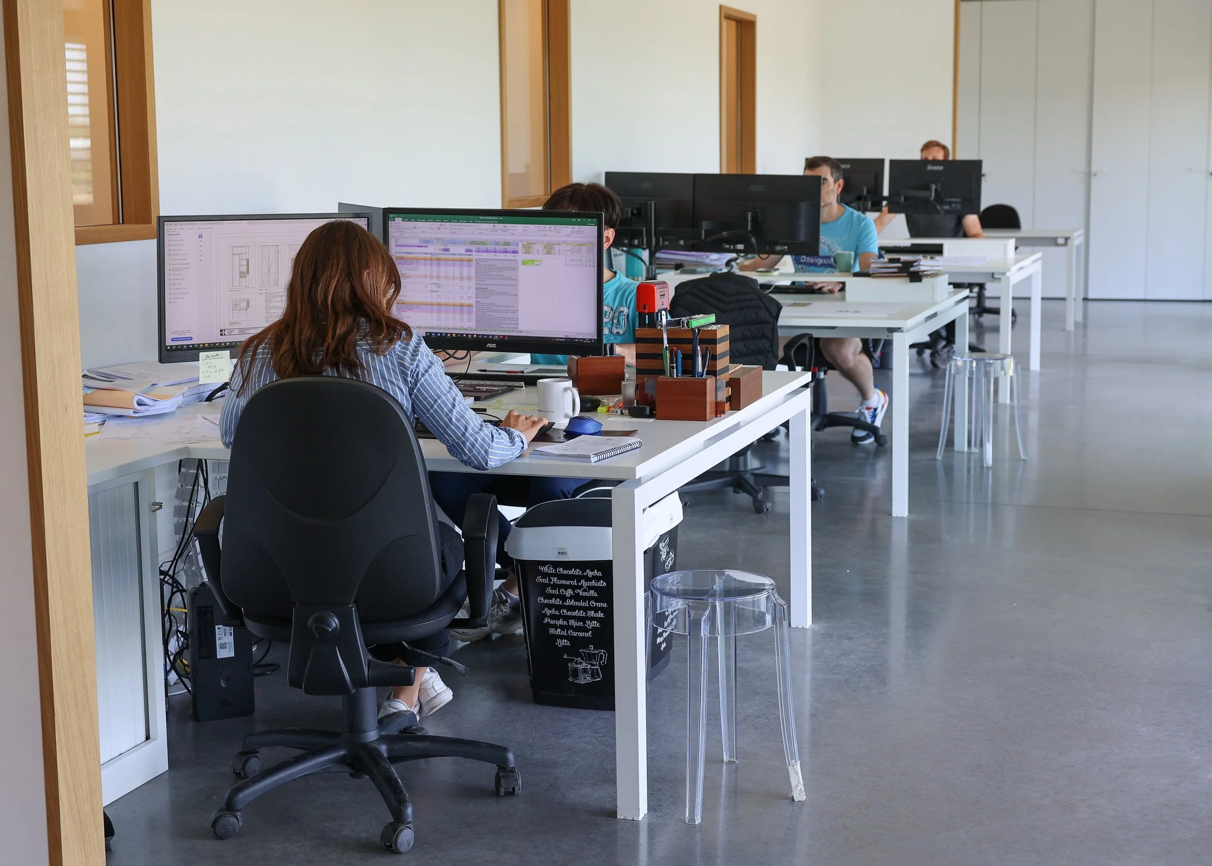 Bureau d’études Lamellux avec ingénieurs travaillant sur des plans techniques et conceptions