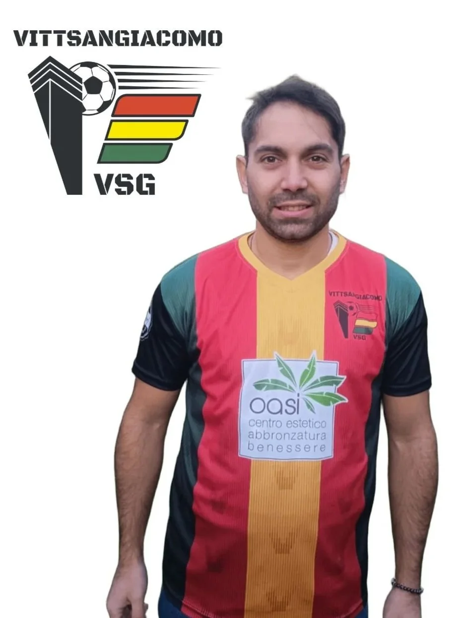 Uomo che indossa una maglietta a strisce rossa, gialla e verde con una scritta e un logo