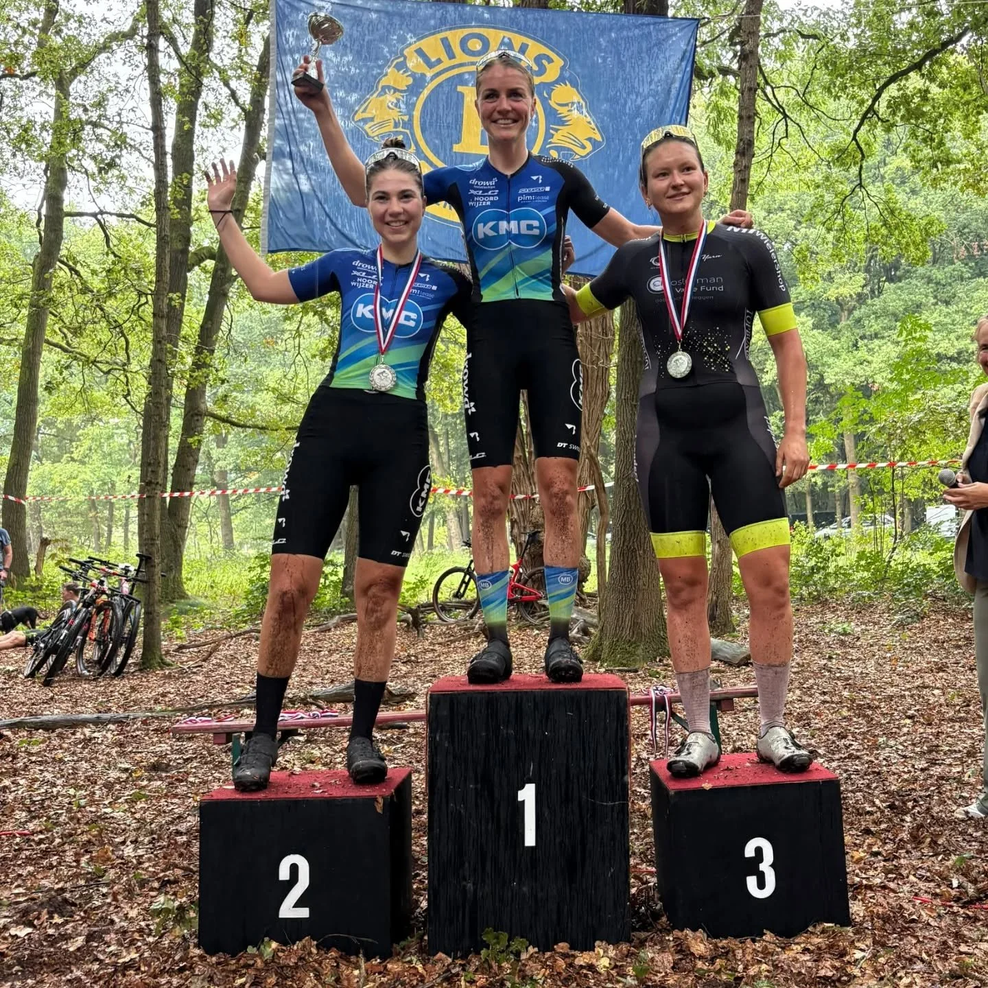 Off-road update!

Tijdens de MTB-marathon in Amerongen reed Mari&euml;lle (off-road rijdend bij @mountainbiketeam) een spannende race. Ze won op de klimmetjes, verloor iets op de lange stroken single-track, maar gelukkig waren daar weer wat klimmetje