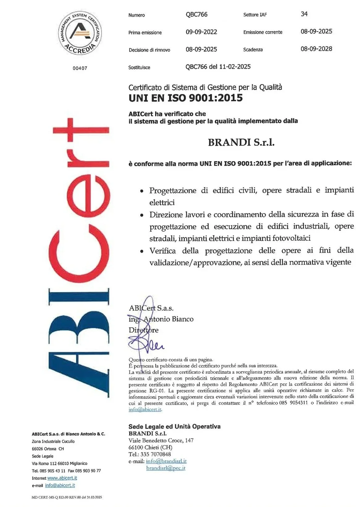 Certificato di gestione qualità con logo ACCREDIA, testo in italiano, firma e timbro, indicazioni su conformità alle norme UNI EN ISO 9001:2015, dati aziendali e firma del direttore, dettagli legali e contatti aziendali.