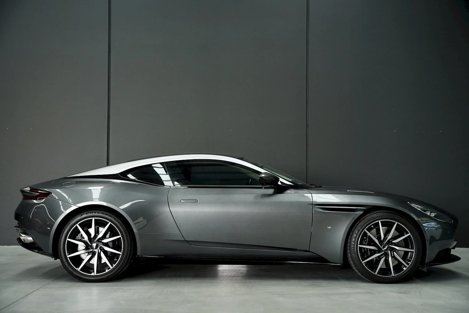 2017 ASTON MARTIN DB11 V12