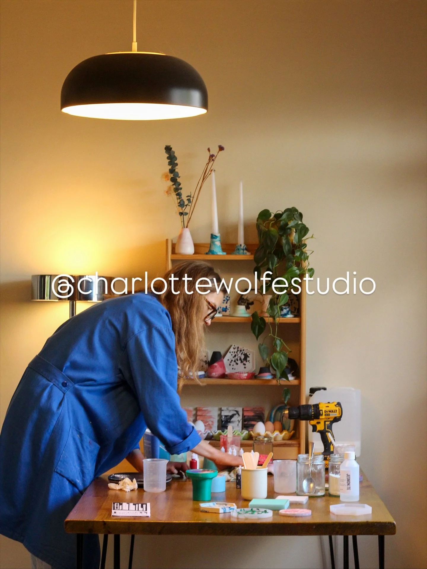 I visited lovely @charlottewolfestudio this morning to see how she makes her gorgeous homeware. Check her out!! (Reel to follow at a later date 🩷❤️) 

#homeware #henley #henleyphotos #candleholder #eggholder #driedflowers #productphotography #female