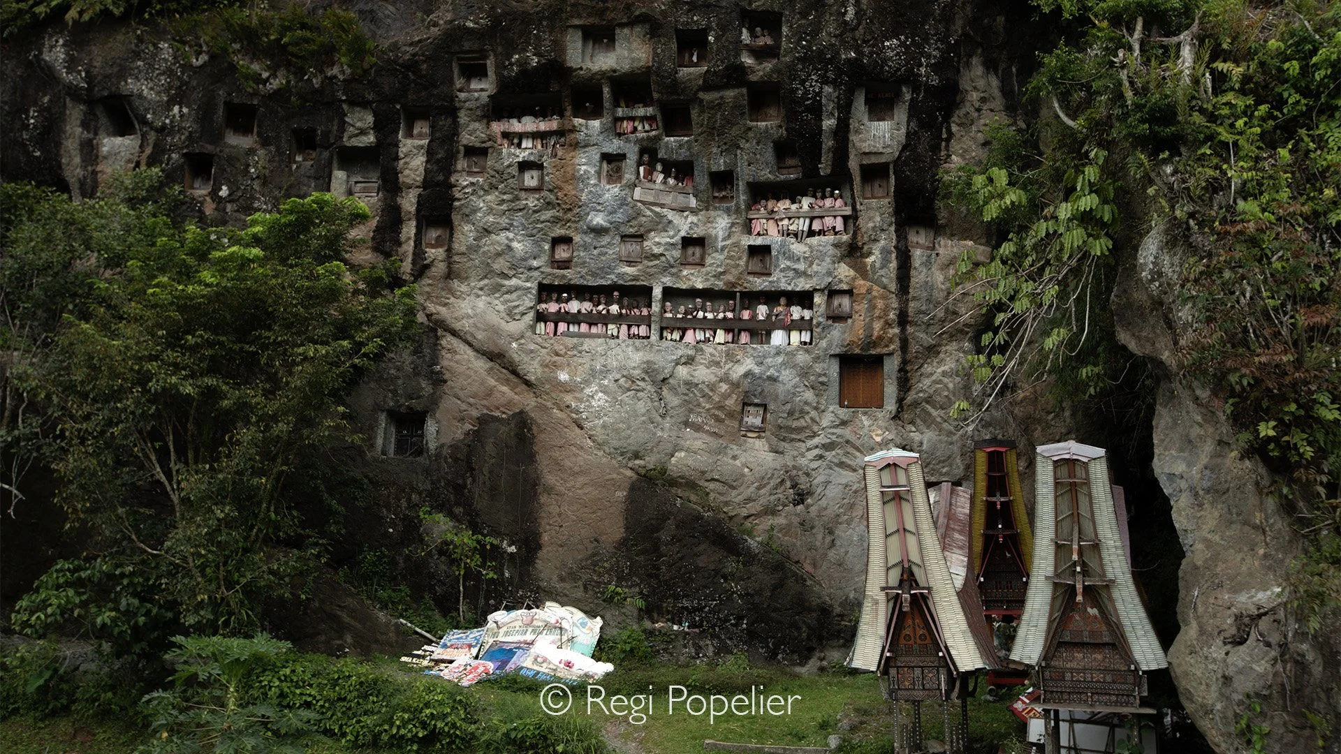 INDO025 -  Image of a  traditional Burial Site In Tana Toraja Sulawesi Indonesia.