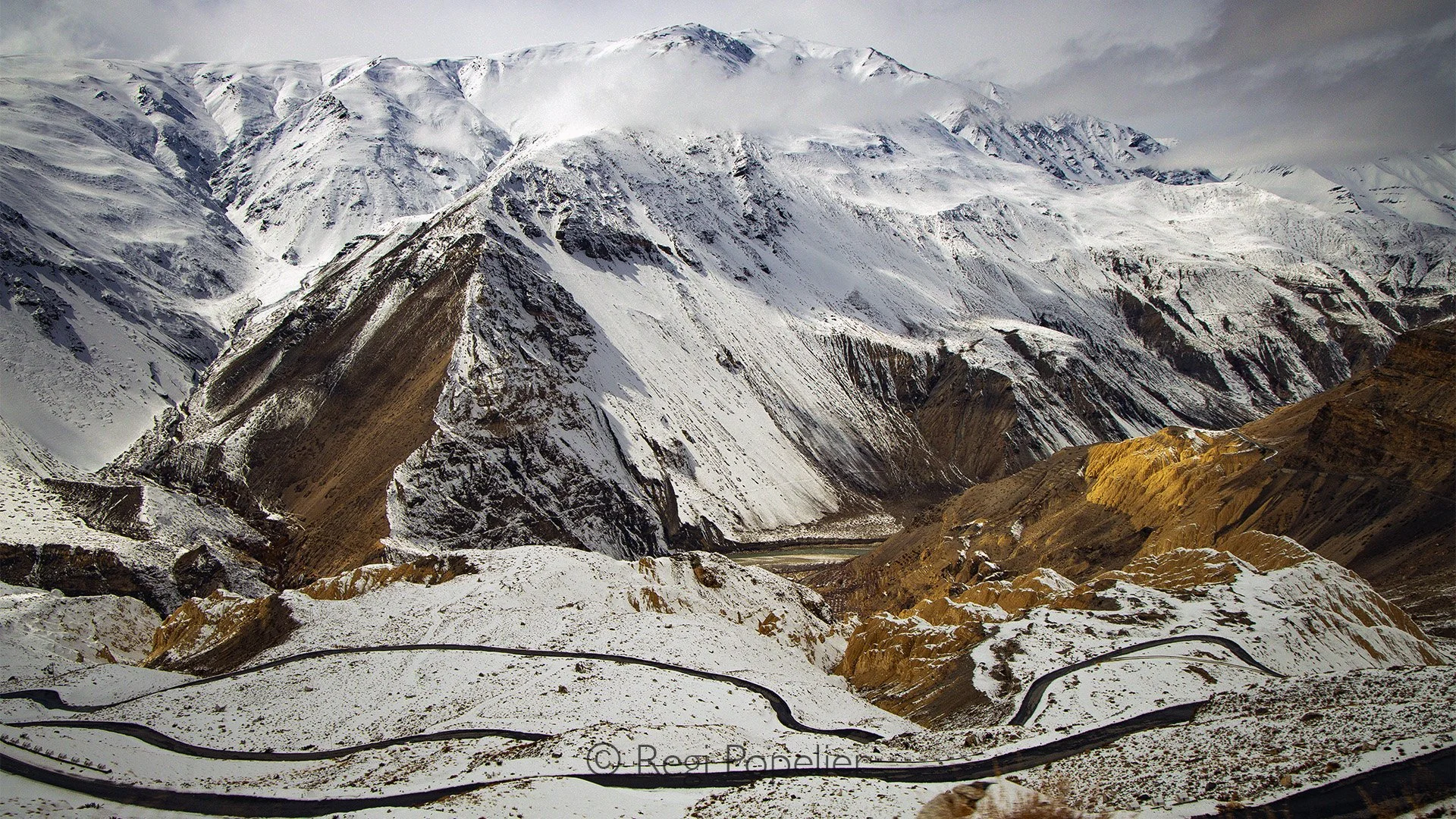HIMA005 - The sheer mass of snow determines wether traffic continues. 