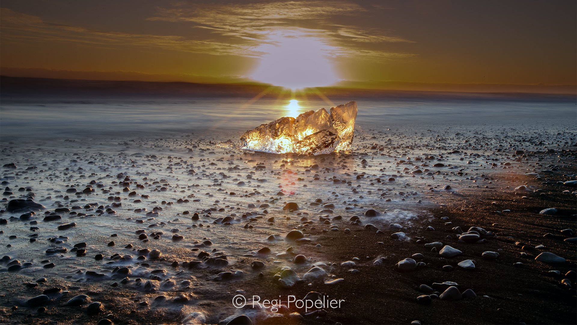 ICEL044 - Sunrise at the famous glacier lagoon Jökulsárlón