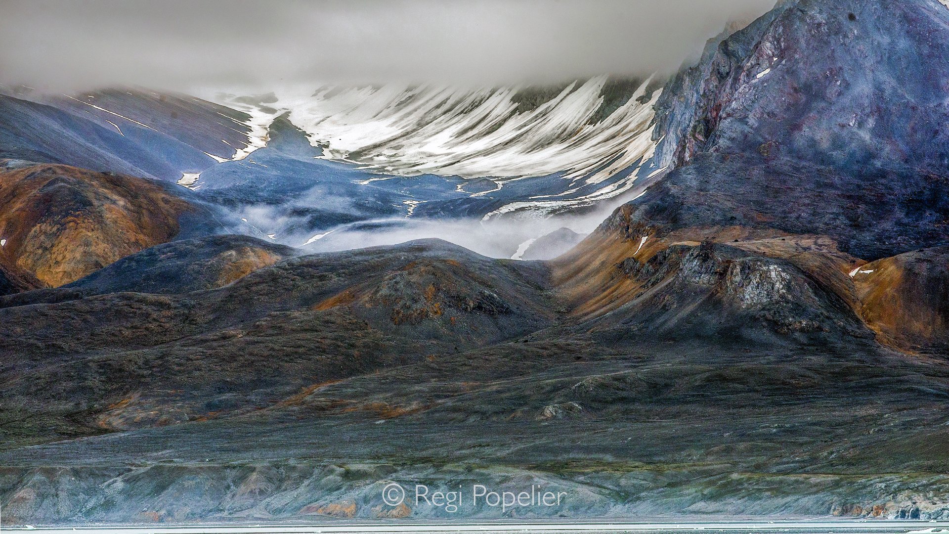 NPOLE015 - Ancient glaciers and rugged mountains stand side by side, shaped by thousands of years of wind and ice.